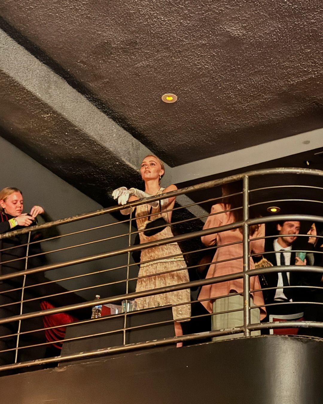 릴리 로즈 뎁의 1920s 무드 룩✨

릴리 로즈 뎁은 연인 070SHAKE의 리스닝 파티에 참석했습니다. 샤넬 빈티지 드레스와 파티의 드레스코드인 블랙 자켓을 매치하였는데요. 허리선이 낮은 드레스와 쿨한 애티튜드로 플래퍼 스타일의 정석을 보여주었습니다. 

올해 연말 파티에는 화려하면서도 자유분방한 1920년대의 플래퍼 스타일을 참고해 보는 건 어떨까요? 이미지6