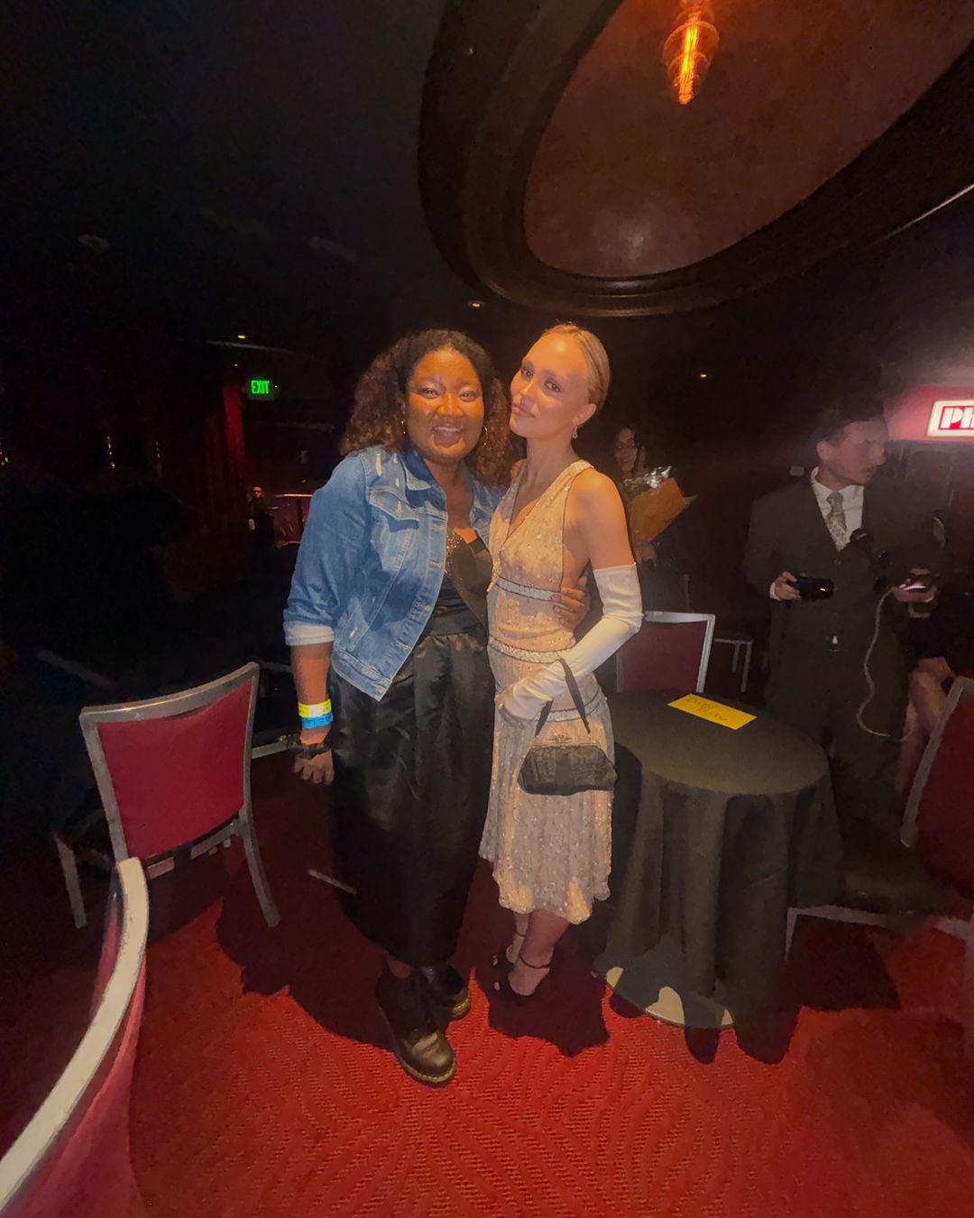 릴리 로즈 뎁의 1920s 무드 룩✨

릴리 로즈 뎁은 연인 070SHAKE의 리스닝 파티에 참석했습니다. 샤넬 빈티지 드레스와 파티의 드레스코드인 블랙 자켓을 매치하였는데요. 허리선이 낮은 드레스와 쿨한 애티튜드로 플래퍼 스타일의 정석을 보여주었습니다. 

올해 연말 파티에는 화려하면서도 자유분방한 1920년대의 플래퍼 스타일을 참고해 보는 건 어떨까요? 이미지5