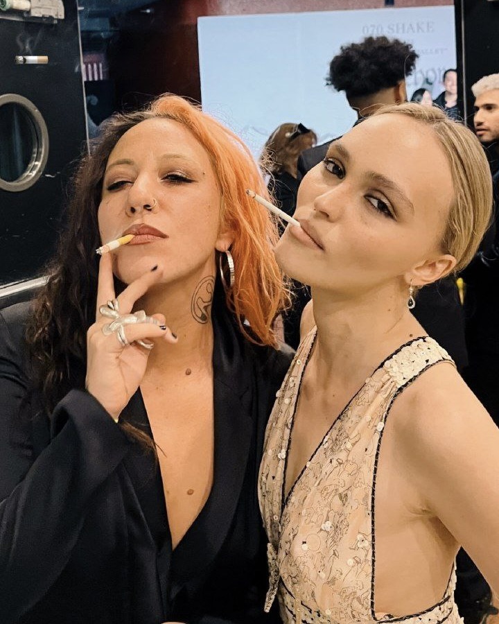 릴리 로즈 뎁의 1920s 무드 룩✨

릴리 로즈 뎁은 연인 070SHAKE의 리스닝 파티에 참석했습니다. 샤넬 빈티지 드레스와 파티의 드레스코드인 블랙 자켓을 매치하였는데요. 허리선이 낮은 드레스와 쿨한 애티튜드로 플래퍼 스타일의 정석을 보여주었습니다. 

올해 연말 파티에는 화려하면서도 자유분방한 1920년대의 플래퍼 스타일을 참고해 보는 건 어떨까요? 이미지4