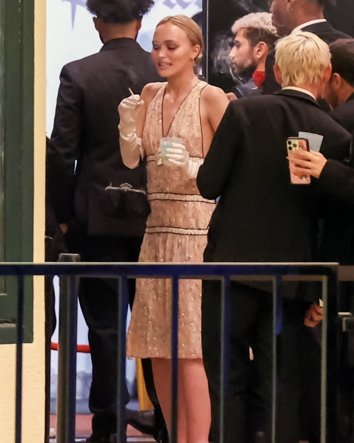 릴리 로즈 뎁의 1920s 무드 룩✨

릴리 로즈 뎁은 연인 070SHAKE의 리스닝 파티에 참석했습니다. 샤넬 빈티지 드레스와 파티의 드레스코드인 블랙 자켓을 매치하였는데요. 허리선이 낮은 드레스와 쿨한 애티튜드로 플래퍼 스타일의 정석을 보여주었습니다. 

올해 연말 파티에는 화려하면서도 자유분방한 1920년대의 플래퍼 스타일을 참고해 보는 건 어떨까요? 이미지3