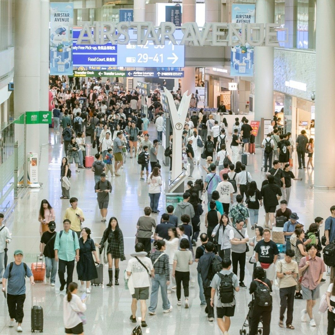 내년 황금연휴 벌써 항공권 대란🛩️

2025년 추석 황금연휴를 노린 황공권 예약이 벌써부터 치열해지고 있습니다. 내년에는 국군의 날(10월 1일)부터 시작되는 휴일이 개천절(3일), 추석(5~7일), 대체공휴일(8일), 한글날(9일), 주말(11~12일)까지 이어지며 역대급 장기 연휴가 이어지는데요. 에어프레미아와 대한항공은 비슷한 기간에 비교해 예약이 많이 몰린 상황이라고 알렸으며, 아직 예약을 오픈하지 않은 저비용항공사(LCC)들 중 일부 항공사는 예년보다 일찍 판매에 나설 계획이라고 밝혔습니다. 이미지