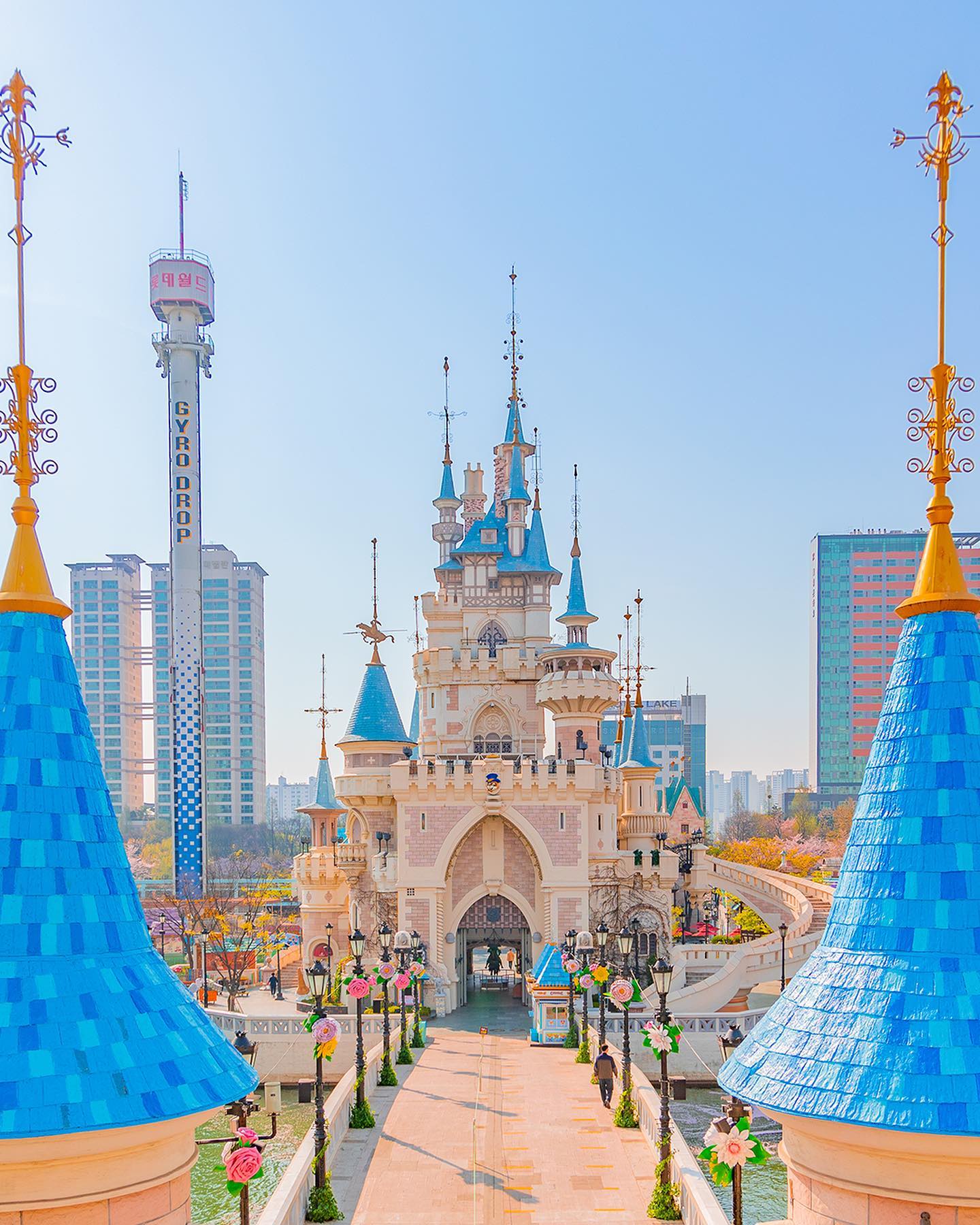 롯데월드 역대급 할인 소식🎡

롯데월드가 네이버와 함께 릴레이 특가 프로모션인 ‘롯데월드 메가위크’를 진행합니다. 해당 기간 동안에는 롯데월드, 롯데 아쿠아리움, 서울스카이까지 최대 51% 할인된 가격으로 만나볼 수 있는데요. 오늘(11일) 19시부터 15일까지 네이버 쇼핑 라이브를 통해 구매할 수 있습니다. 이미지