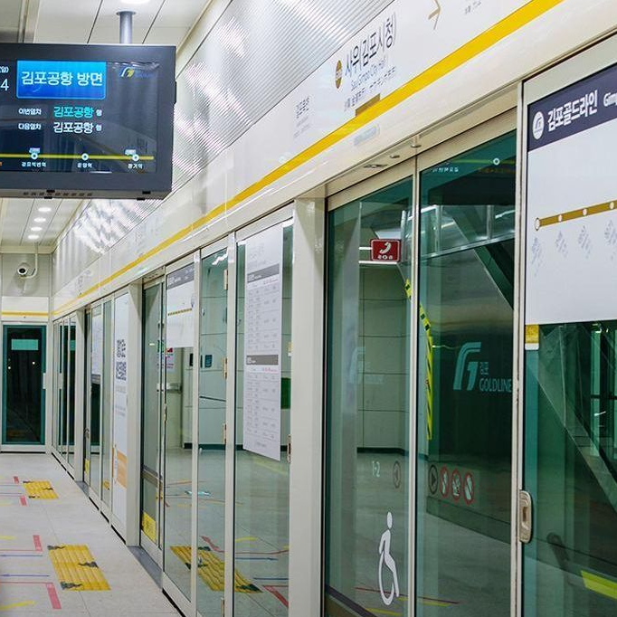 수능날 지하철 증편된다🚊

‘2025 대학수학능력시험’날인 오는 14일 서울시가 지하철과 버스 등 대중교통 운행 횟수를 늘려 운행합니다. 당일 지하철 운행 횟수를 평소보다 31회 늘려 오전 6~10시 집중 배차하고, 열차 고장 등 사태에 대비해 16개의 예비차량도 편성되었는데요. 시내·마을버스는 오전 6시~8시 10분, 오후 6시~9시 사이 최소 배차 간격을 유지해 운행할 게획입니다. 이미지