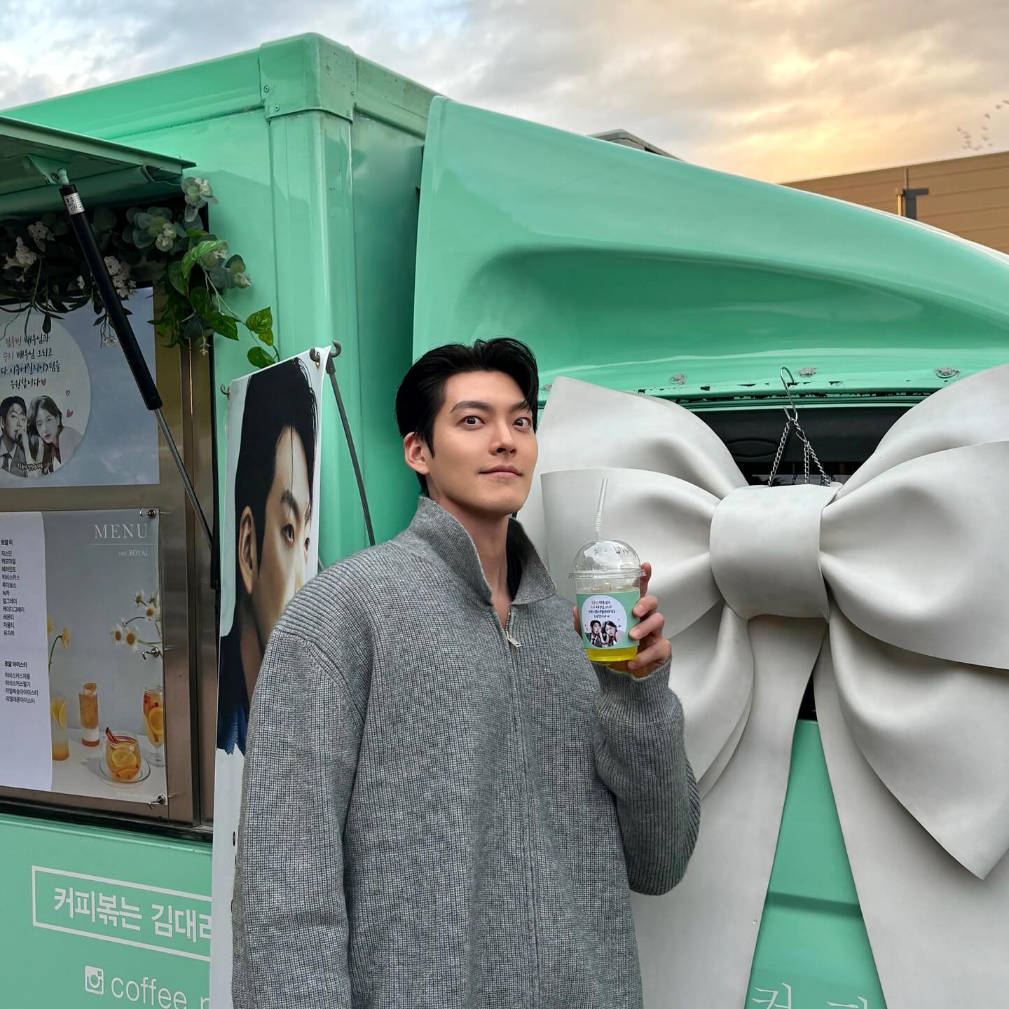 슥 올려입는 니트집업🤐 이미지3
