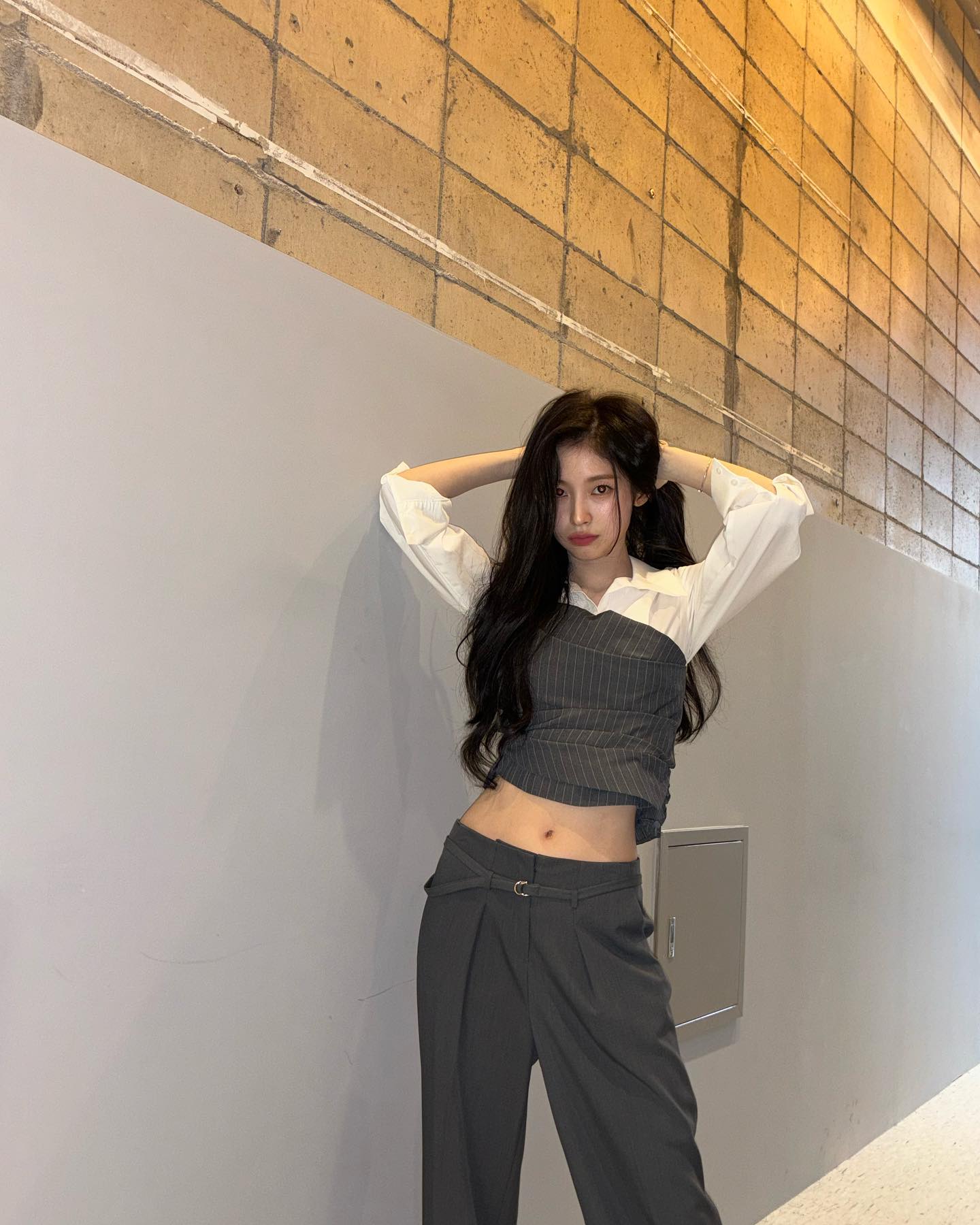 지금 가을이야?🍁 겨울이야?❄️ 날씨가 애매할 때 참고하는 셀럽들의 셔츠 스타일링👔

1. 스카프 둘러주기 

2. 니트 또는 가디건과 함께 코디

3. 뷔스티에로 색다른 매력 더하기  이미지