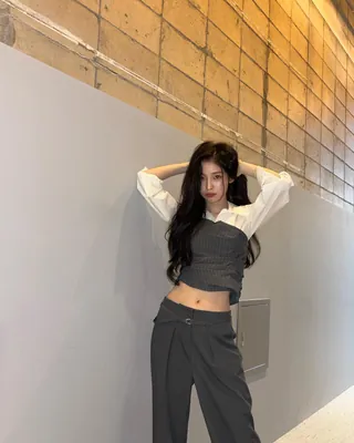지금 가을이야?🍁 겨울이야?❄️ 날씨가 애매할 때 참고하는 셀럽들의 셔츠 스타일링👔
1. 스카프 둘러주기
2. 니트 또는 가디건과 함께 코디
3. 뷔스티에로 색다른 매력 더하기 이미지