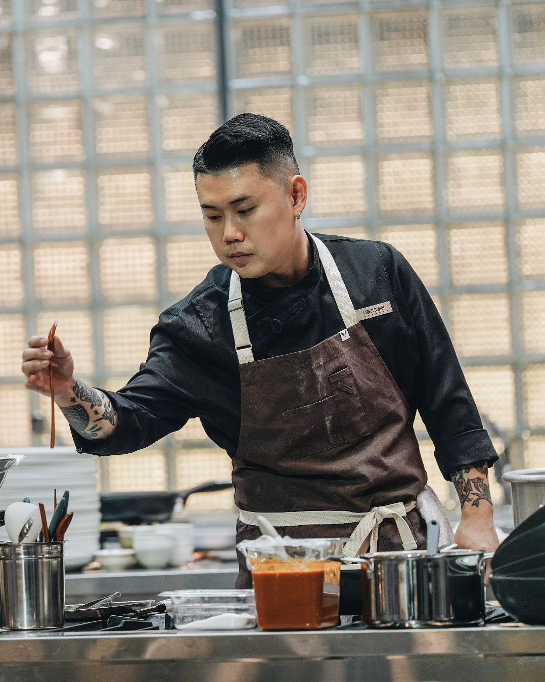 나폴리맛피아 코스요리 이벤트👨🏻‍🍳 

신세계면세점이 ‘흑백요리사’ 권성준 셰프와 함께 크리스마스 다이닝 이벤트를 진행합니다. 12~13일간 진행되는 이번 행사에서는 ‘밤티라미수’를 포함한 특별한 코스 요리를 만나볼 수 있는데요. 15일부터 내달 1일까지 신세계면세점 온라인몰과 오프라인 매장에서 1달러 이상 구매하면 응모 할 수 있습니다. 응모 고객 중 선정된 12명에게 권성준 셰프의 레스토랑 ‘비아 톨레로 파스타바’ 2인 코스 요리 식사 초대권을 증정하는데요. 당첨자는 런치 또는 디너타임에 와인과 함께 특별한 코스를 즐길 수 있습니다. 자세한 내용은 신세계면세점에서 확인해 보세요. 이미지