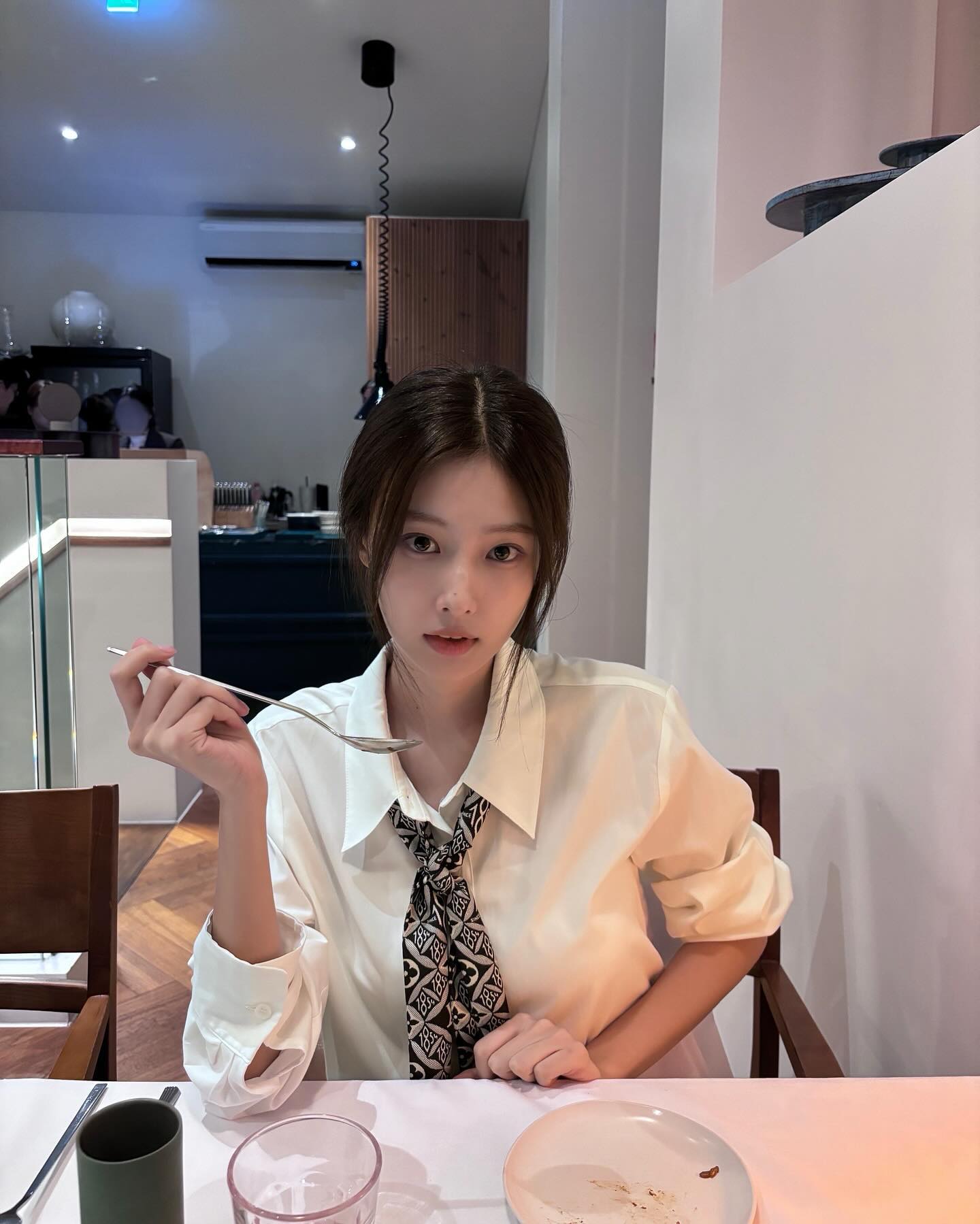 지금 가을이야?🍁 겨울이야?❄️ 날씨가 애매할 때 참고하는 셀럽들의 셔츠 스타일링👔

1. 스카프 둘러주기 

2. 니트 또는 가디건과 함께 코디

3. 뷔스티에로 색다른 매력 더하기  이미지