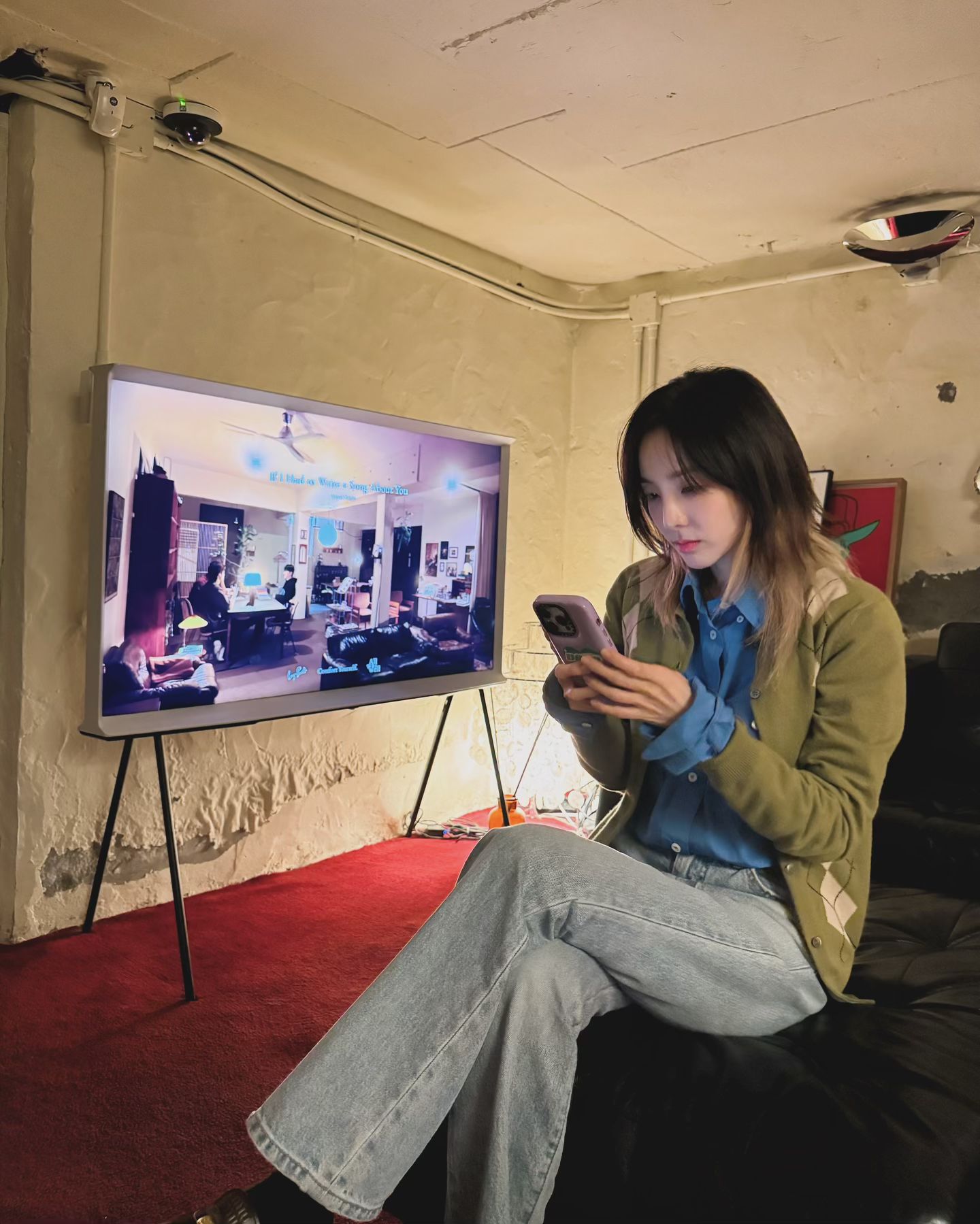 지금 가을이야?🍁 겨울이야?❄️ 날씨가 애매할 때 참고하는 셀럽들의 셔츠 스타일링👔

1. 스카프 둘러주기 

2. 니트 또는 가디건과 함께 코디

3. 뷔스티에로 색다른 매력 더하기  이미지