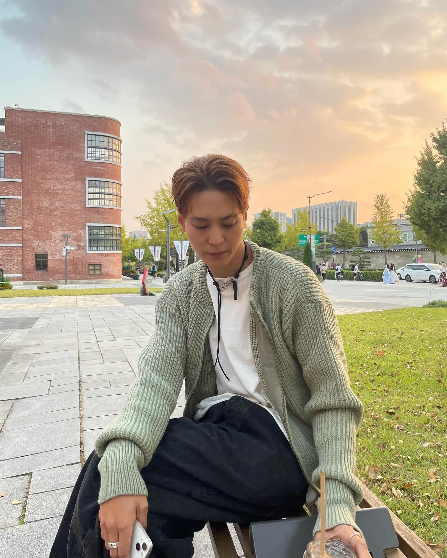슥 올려입는 니트집업🤐 이미지4