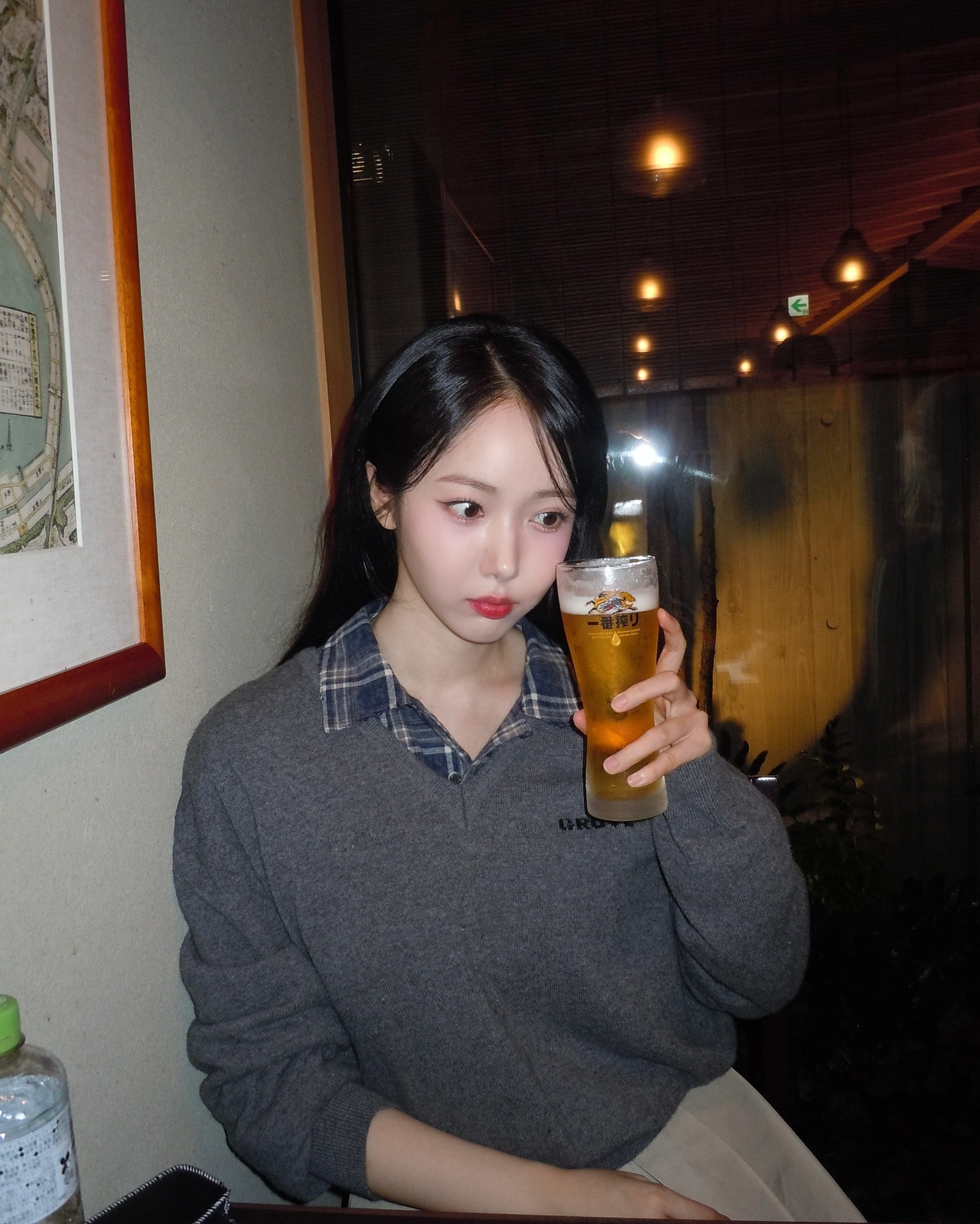 지금 가을이야?🍁 겨울이야?❄️ 날씨가 애매할 때 참고하는 셀럽들의 셔츠 스타일링👔

1. 스카프 둘러주기 

2. 니트 또는 가디건과 함께 코디

3. 뷔스티에로 색다른 매력 더하기  이미지