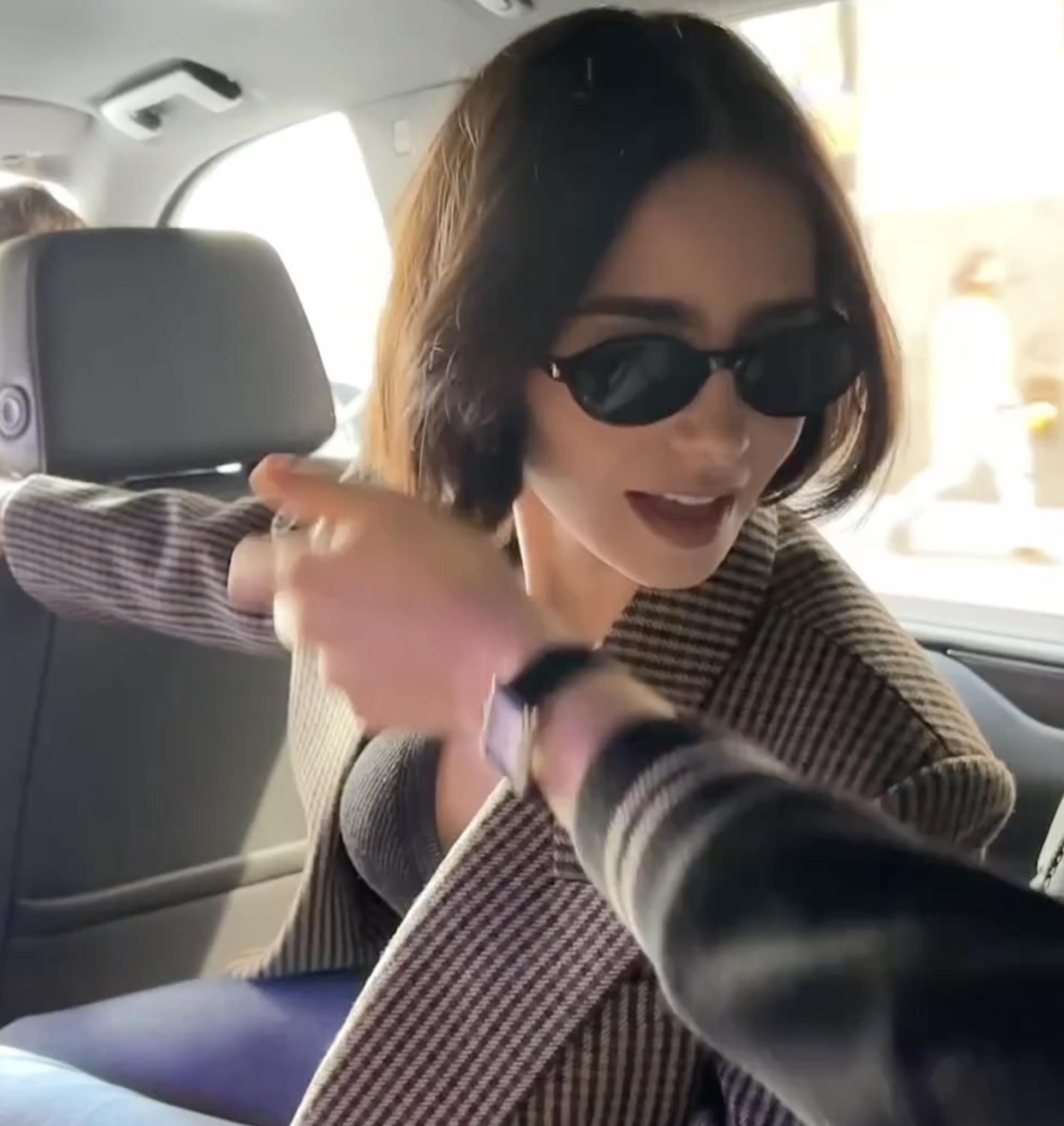 국내외 모두 이 머리에 빠졌다🖤
짧은 기장의 단발 열풍🙍🏻‍♀️ @도전해봐🔥 이미지