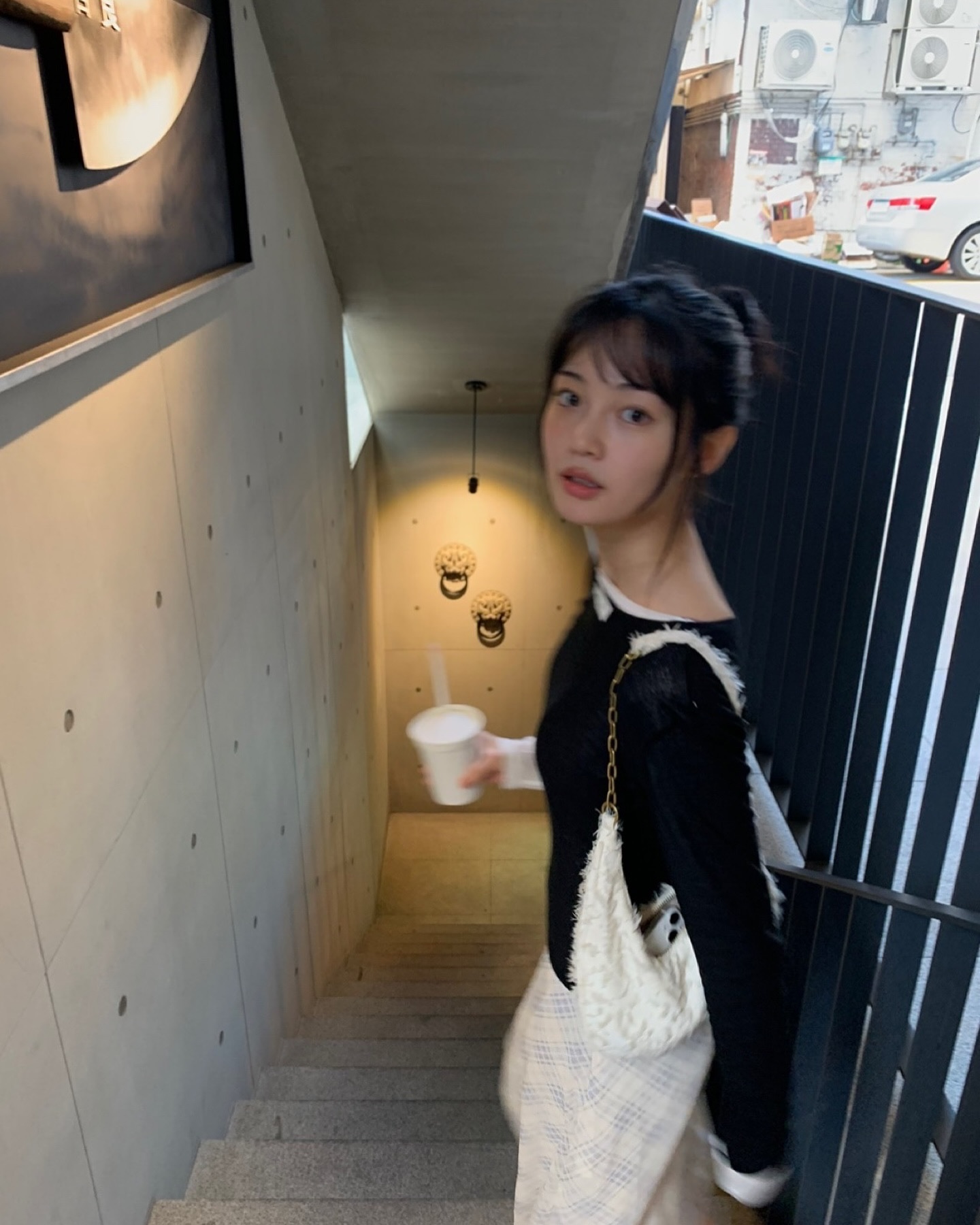 홍주란 정말 너야?🤍@우다비
화이트 컬러가 찰떡인 우다비의 느낌 좋은 일상룩✨ 이미지6