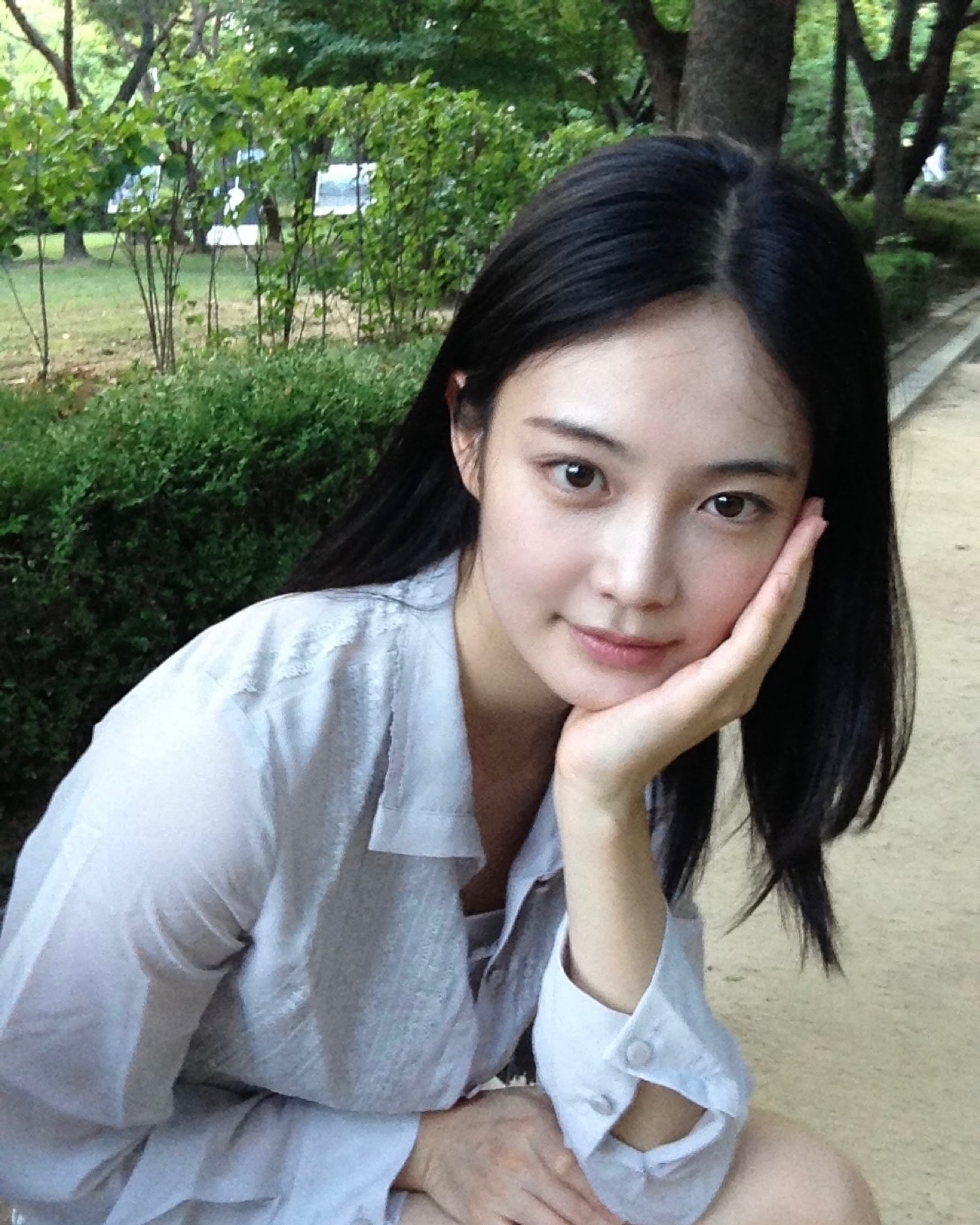 홍주란 정말 너야?🤍@우다비
화이트 컬러가 찰떡인 우다비의 느낌 좋은 일상룩✨ 이미지