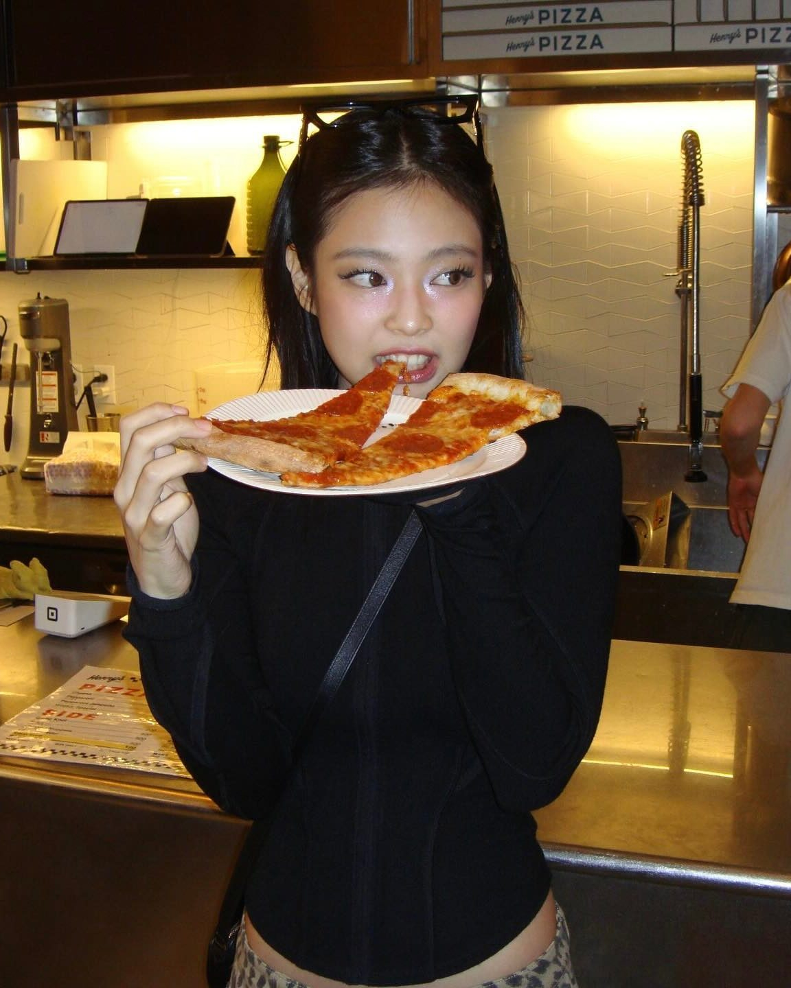 제니가 찐방문한 오사카 맛집🍕
오사카 여행을 떠난다면 꼭 가봐야 할 맛집 두 곳🍧❤️

1. 일본 오사카 <Henry's PIZZA>
유명한 셀럽들도 많이 다녀간 현지인 유명 피자 맛집

2. 일본 오사카 <SweetsとBar悠>
디저트와 와인, 샴페인도 함께 즐길 수 있는 레트로 모던 분위기의 유럽식 티 하우스 이미지