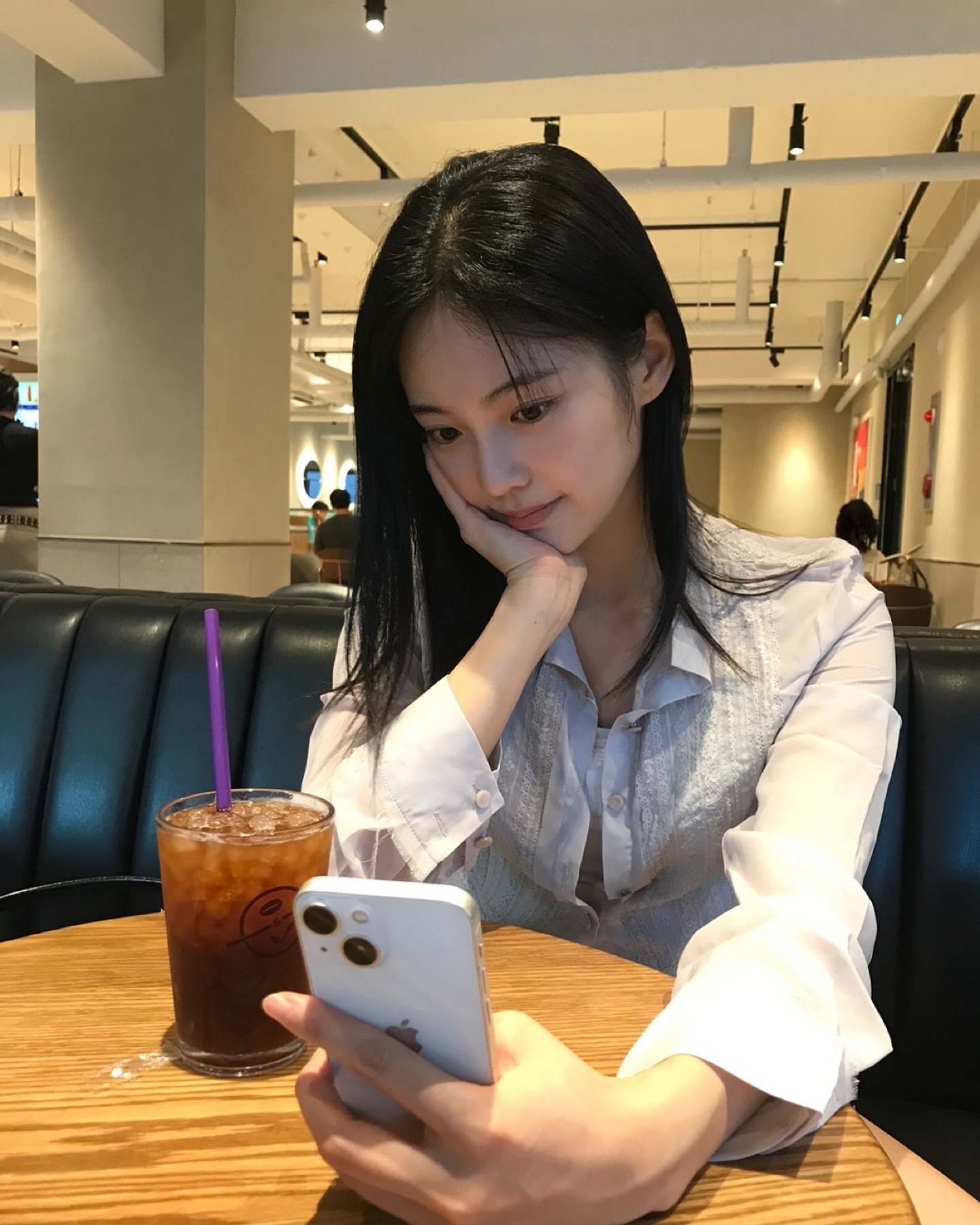 홍주란 정말 너야?🤍@우다비
화이트 컬러가 찰떡인 우다비의 느낌 좋은 일상룩✨ 이미지3