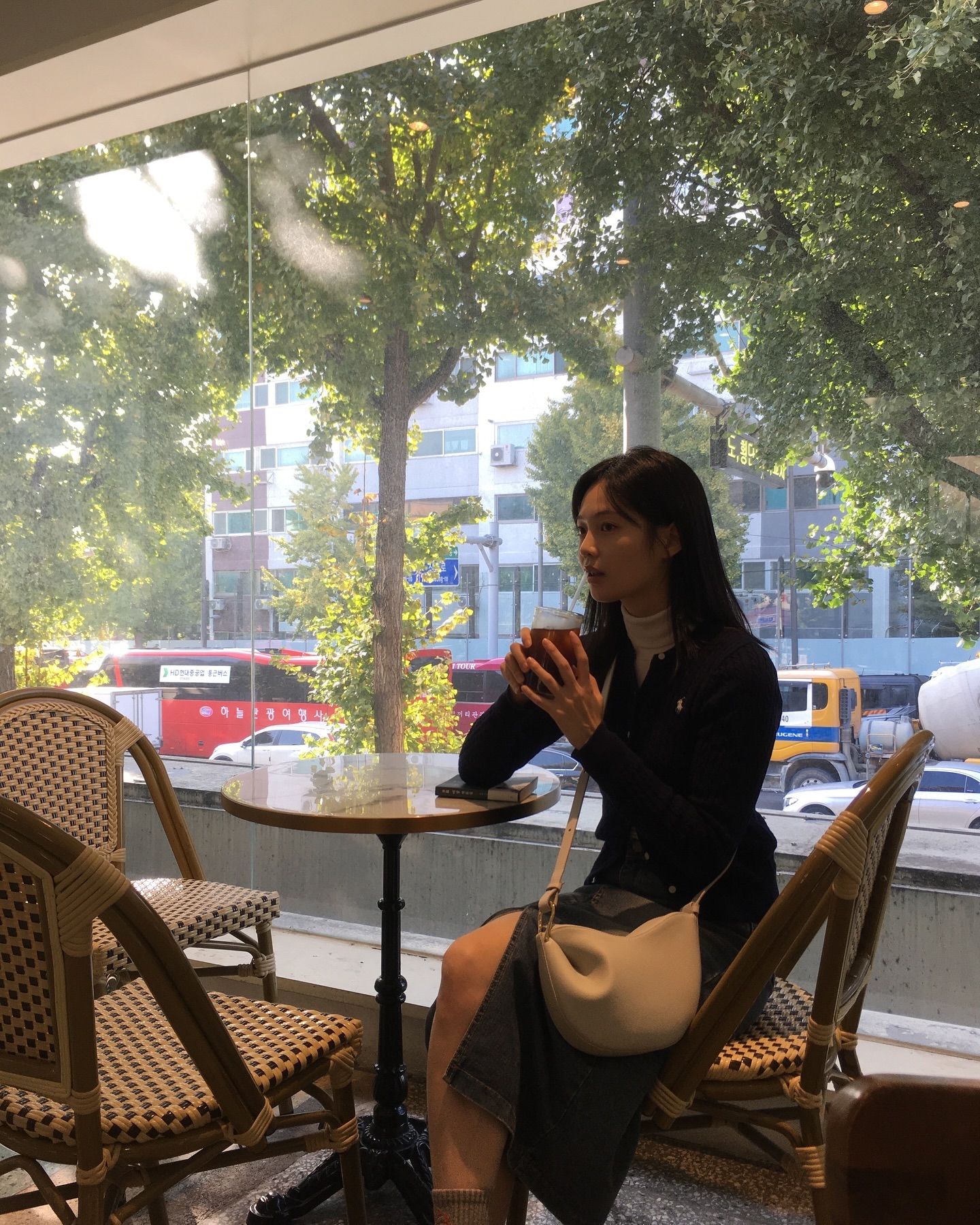홍주란 정말 너야?🤍@우다비
화이트 컬러가 찰떡인 우다비의 느낌 좋은 일상룩✨ 이미지7