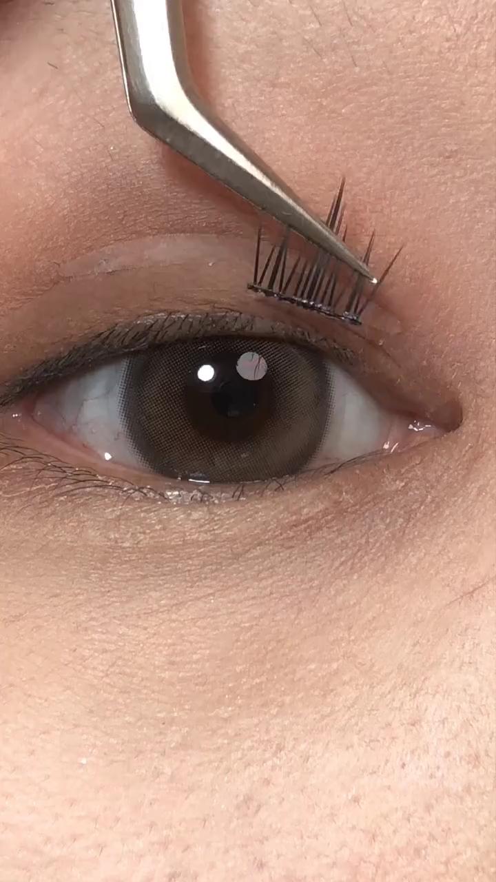 인조 속눈썹 붙일 때 꿀팁👀🖤
일자로 붙인 뒤 남은 틈에 아이라인으로 채워주면 더 또렷해보여✔️ 이미지