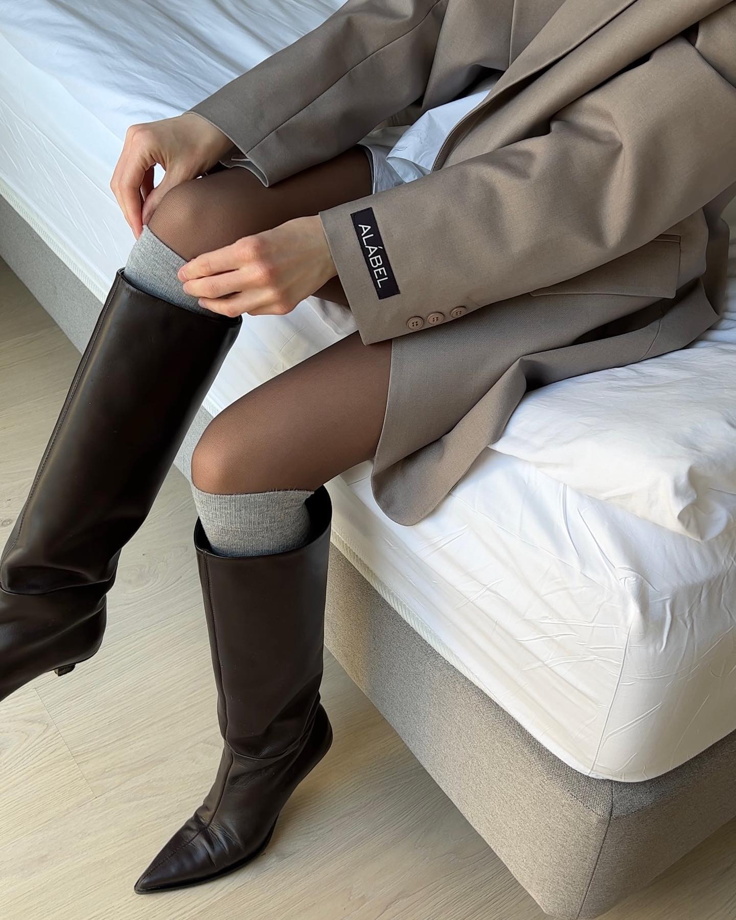 아직 숏하의를 포기 못하겠다면🙋🏻‍♀️
니삭스에 롱부츠 코디로🧦따뜻하면서 센스있게👢 이미지3