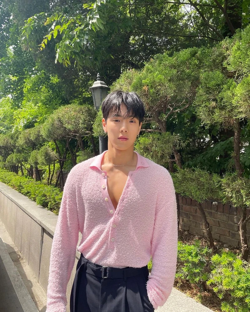 포인트 줄 땐 핑크니트🦩🧶 이미지5