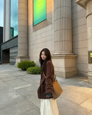 지금 날씨에 뽕뽑을 코디 조합🤎
브라운 스웨이드 자켓엔 화이트 롱스커트로 매치하기✔️ 이미지