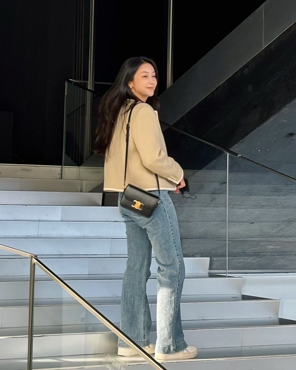 출근룩으로 참고해도 좋은 김옥빈🖤
캐주얼하고, 깔끔해서 언제나 입기 좋은 프렌치 시크 무드 느좋❤️ 이미지4