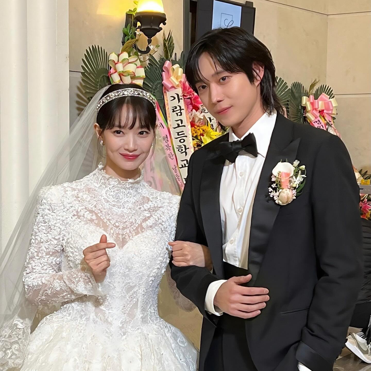 스드메 가격 공개 의무화된다👰🏻‍♀️🤵🏻‍♂️

결혼식장, 스드메 등 결혼서비스 가격 공개가 내년부터 의무화될 전망입니다. 정부는 연내에 결혼서비스 법 제정에 나서 결혼식장과 결혼 준비대행 사업자의 사업 신고를 의무화할 계획인데요. 또 내년 표준 약관 제정을 통해 업체들이 결혼 관련 서비스 세부 가격을 공개하도록 하고, 계약서에 없는 추가 비용을 요구하지 못하도록 할 방침입니다. 이미지