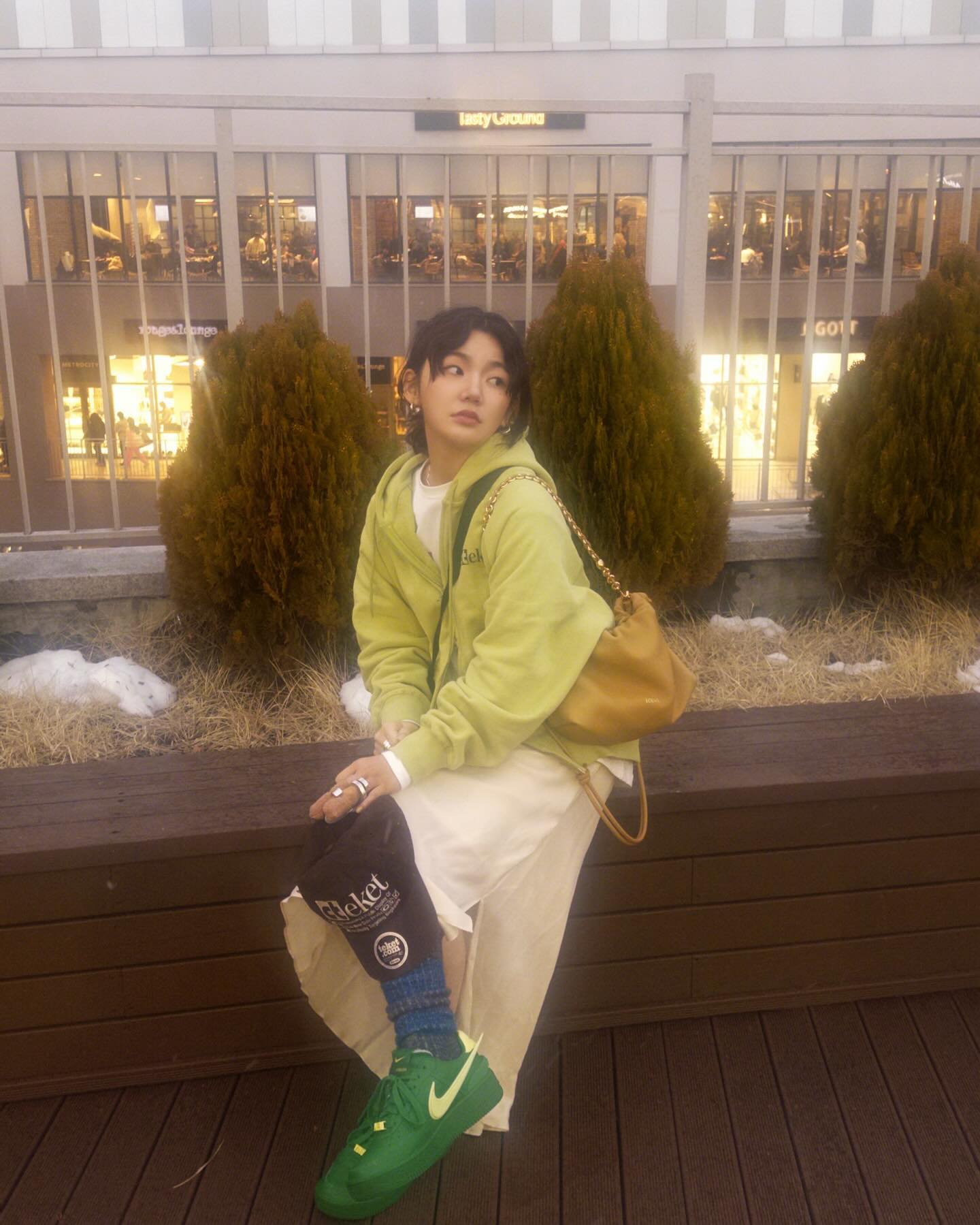 언니들의 후드 스타일링 조건🤩@앞으로 후드는 꼬-옥 이렇게 입는 거다?🙌🏻

1. 무조건 박시하게

2. 볼캡 또는 비니랑 함께 코디 이미지