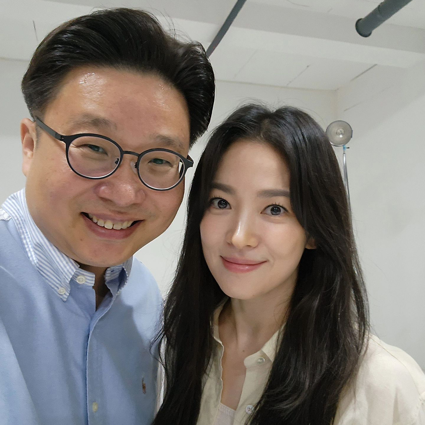 선행 끝판왕 송혜교가 또?✨

17일 '순국선열의 날'을 맞아 배우 송혜교와 서경덕 교수는 '조선의 혁명 여걸 김마리아' 영상을 다국어로 제작해 공개했습니다. 4분 30초 분량의 이 영상은 김마리아의 독립운동 활약, 특히 '2.8독립선언서'를 숨겨 국내에 반입해 배포한 이야기를 다룹니다.

또한, 대한민국 애국부인회를 조직해 군자금을 모은 활동도 소개되는데요. 이 영상은 한국어와 영어로 제작되어 유튜브와 SNS를 통해 널리 퍼지고 있으며, 향후 더 많은 여성 독립운동가들을 다룬 시리즈가 계획 중입니다.

송혜교와 서경덕은 13년간 해외 독립운동 유적지에 기증활동을 해왔으며, 내년에도 계속해서 다양한 독립운동 관련 작업을 이어갈 예정입니다. 이미지
