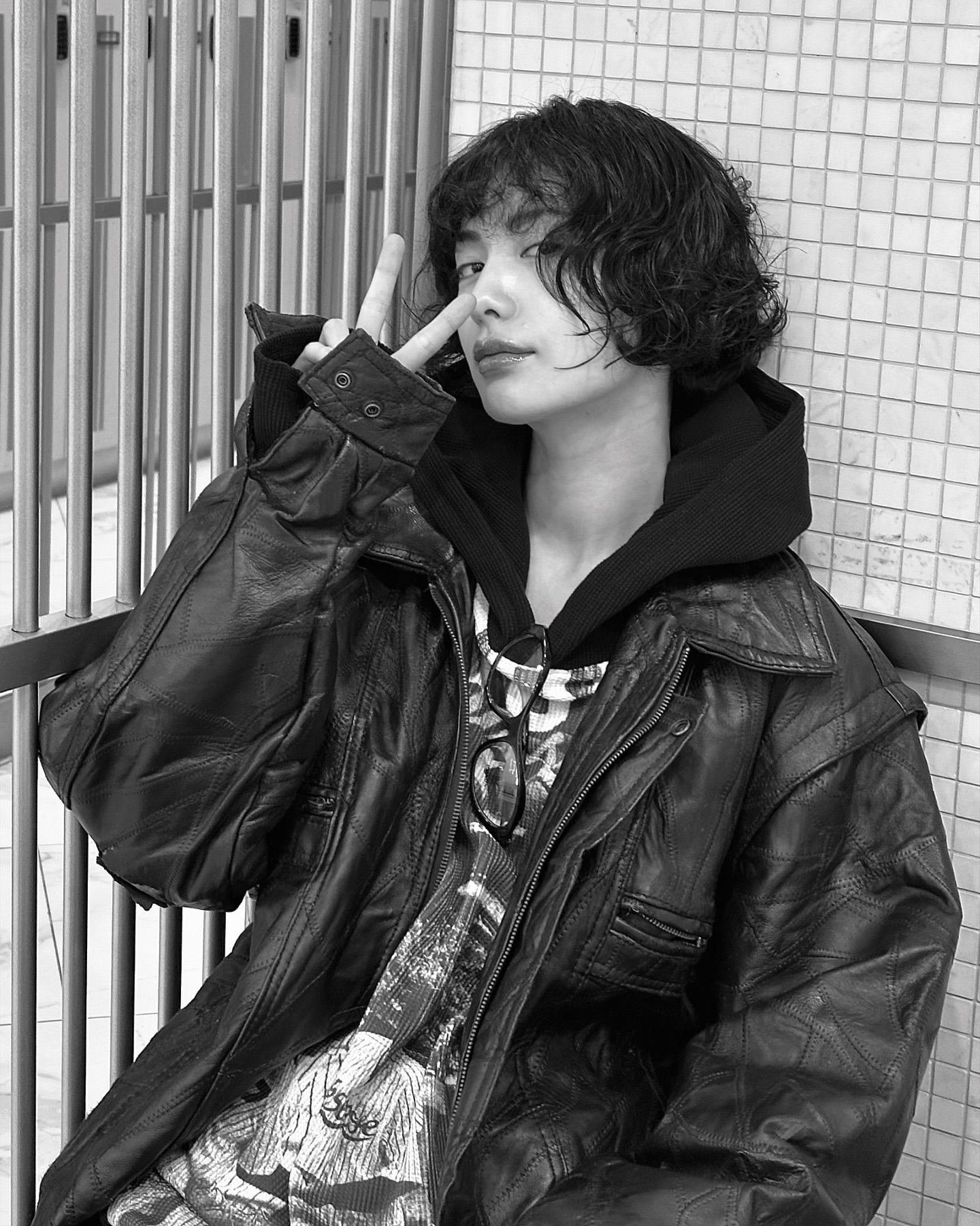 언니들의 후드 스타일링 조건🤩@앞으로 후드는 꼬-옥 이렇게 입는 거다?🙌🏻

1. 무조건 박시하게

2. 볼캡 또는 비니랑 함께 코디 이미지