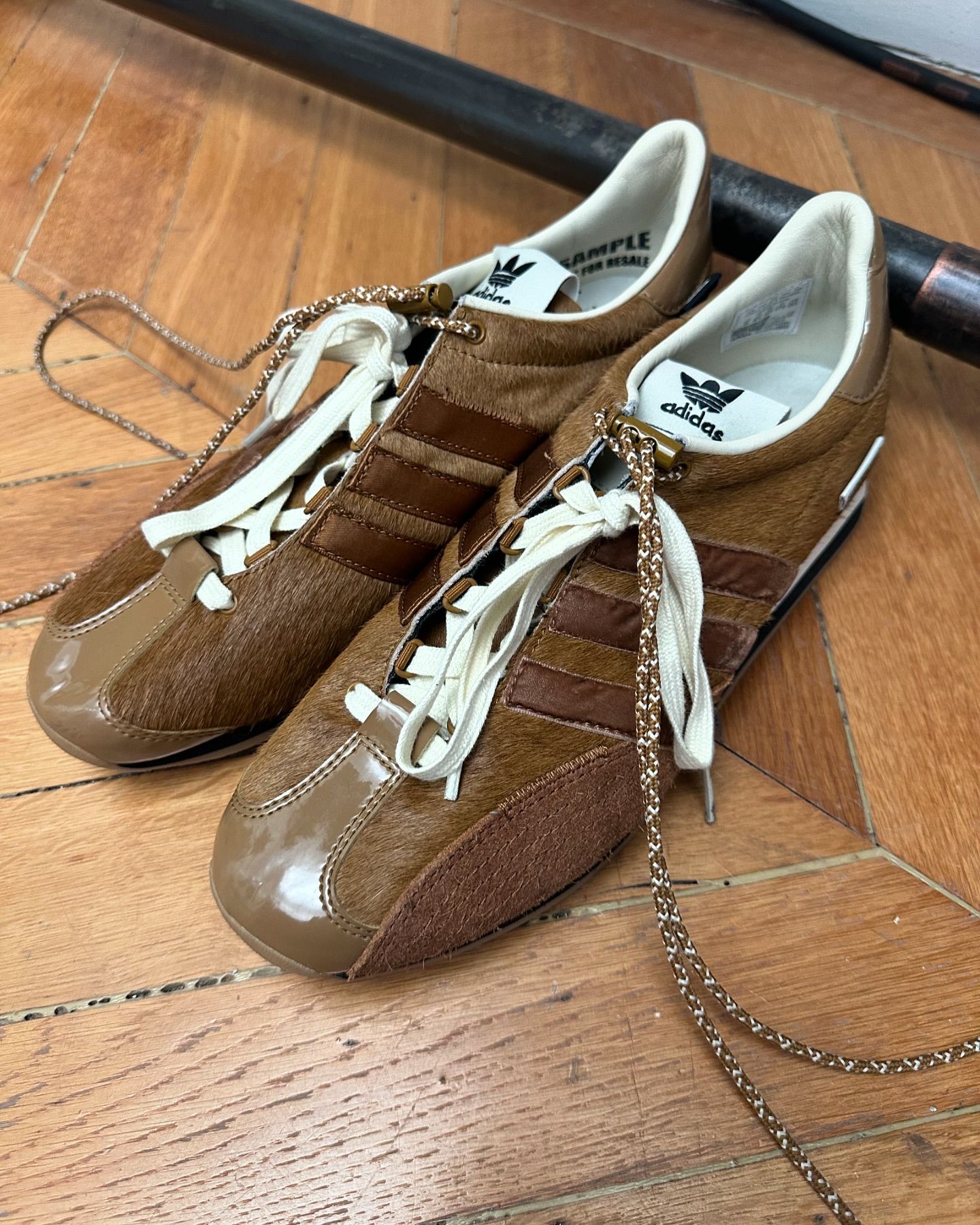 큰 거 왔다🤎아디다스 오리지널스 x 송 포 더 뮤트👟

꾸준히 협업을 선보이고 있는 두 브랜드가 2024 FW 시즌도 함께 합니다. 

새롭게 공개된 협업 아디다스 컨트리 OG 모델은 70년대 러닝 스타일의 실루엣과 스토퍼를 이용한 로프 슈레이스 디테일이 특징인데요. 

지금 송 포 더 뮤트 공식 웹사이트에서 구매 가능하니 확인해 보세요!  이미지