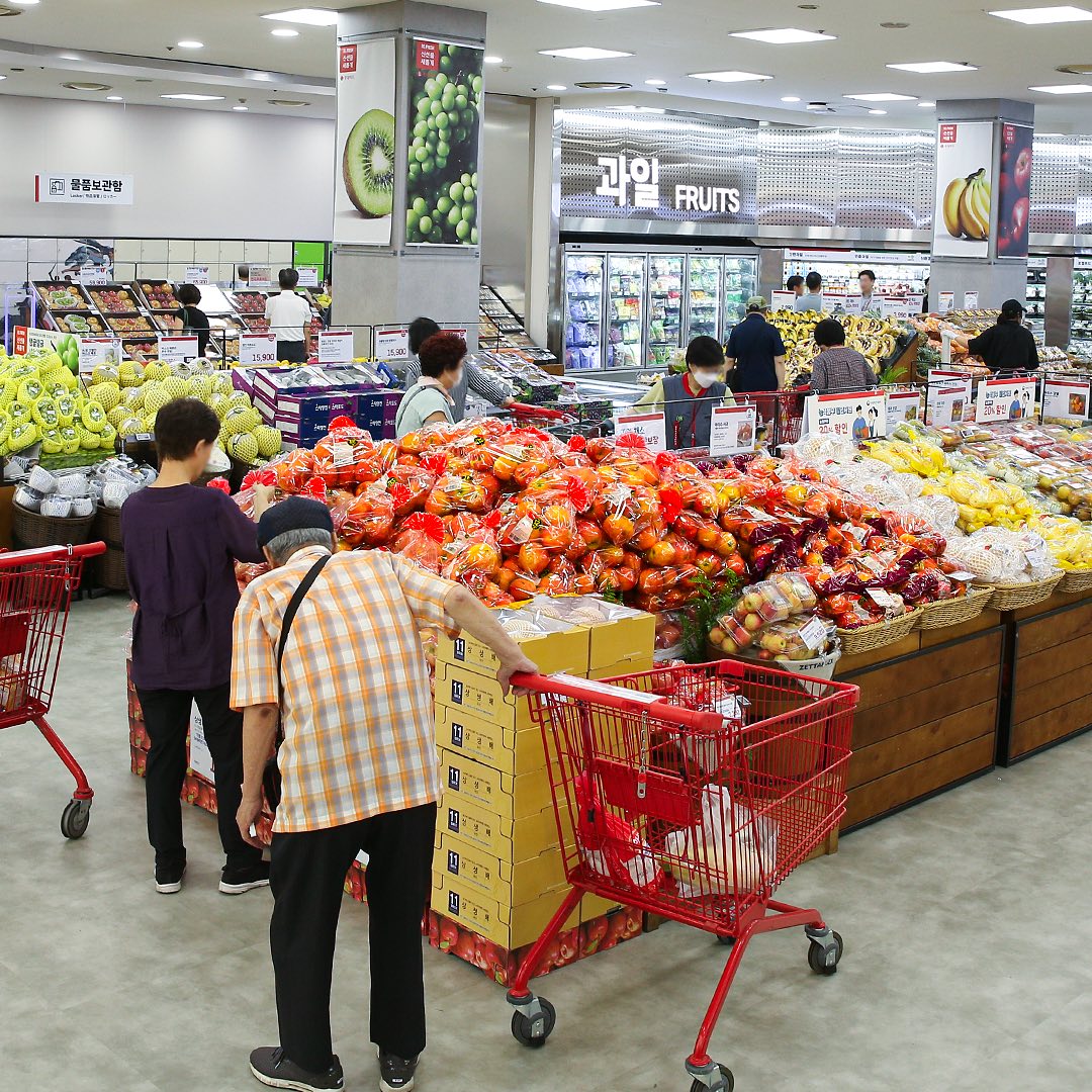 서울 대형마트 의무휴업일 변경🛒

앞으로 서울 중구에 있는 대형마트들의 의무휴업일이 기존 일요일에서 수요일로 조정됩니다. 산업통상자원부는 매월 둘째, 넷째 일요일에서 매월 둘째, 넷째 수요일로 변경하는 내용 변경 고시를 최종 확정했는데요. 롯데마트 제타플렉스 서울역점, 이마트 청계천점부터 홈플러스 익스프레스 신당점, 노브랜드 동대문두타몰점 등 중구 소재 준대규모점포도 의무휴업일이 수요일로 바뀝니다. 이미지