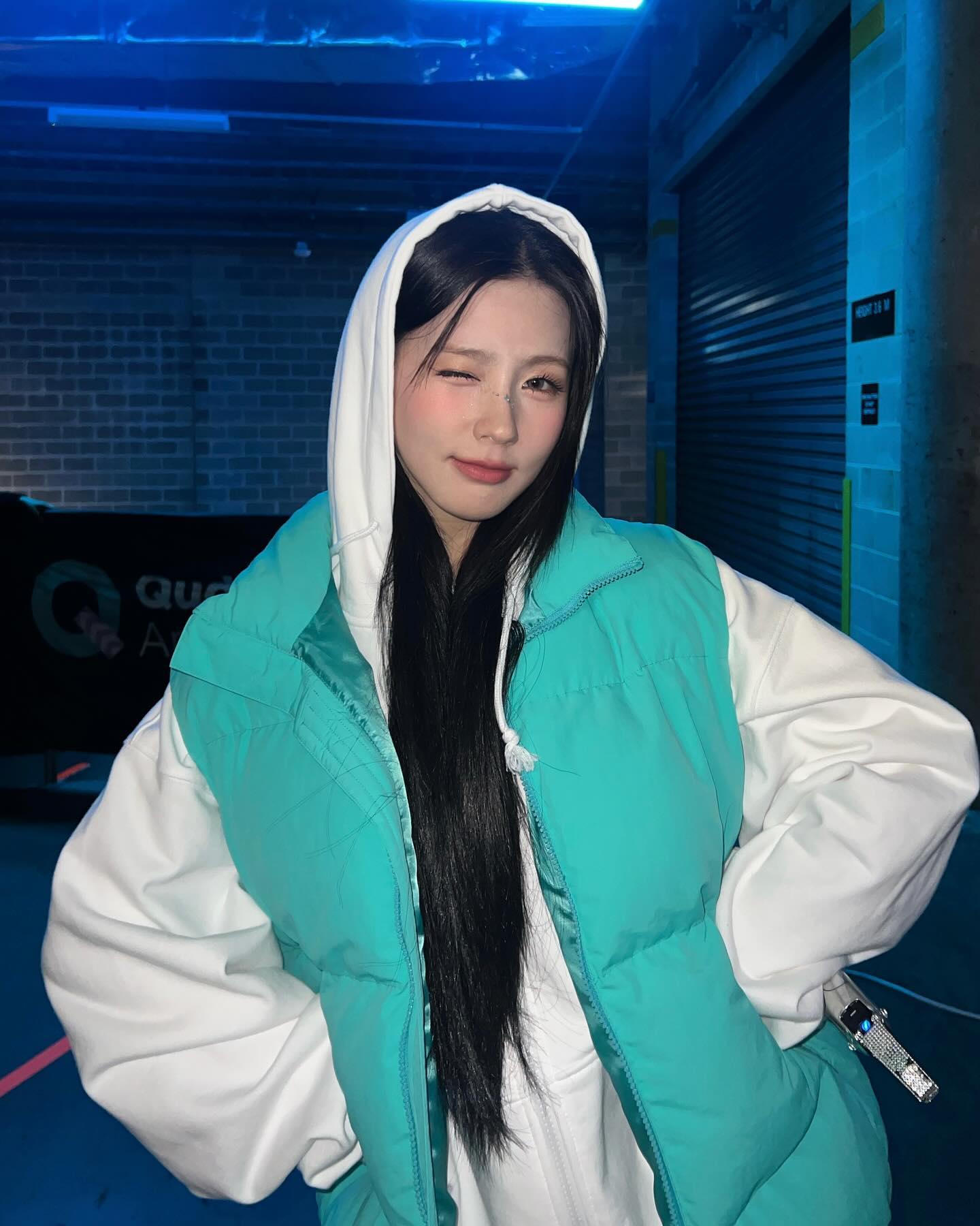 언니들의 후드 스타일링 조건🤩@앞으로 후드는 꼬-옥 이렇게 입는 거다?🙌🏻

1. 무조건 박시하게

2. 볼캡 또는 비니랑 함께 코디 이미지
