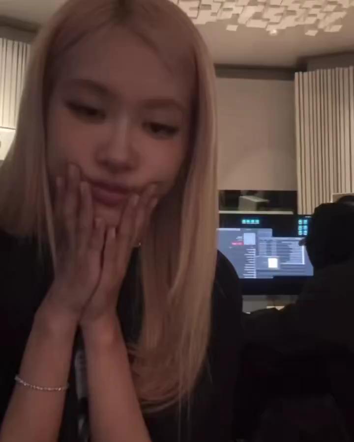 로제가 들려주는 뉴앨범 맛보기💿

로제가 어제 인스타 라이브에서 새 앨범 스포를 했죠! Number One Girl, Game Boy, 3AM, 2 Years 총 4곡을 들려주었는데요. 그녀의 ex에 관한 이야기도 있다고 합니다! 가사를 잘 들어보며 어떤 곡이 여러분의 최애 곡이 될지! 미리 들어보세요☑️☑️ 이미지