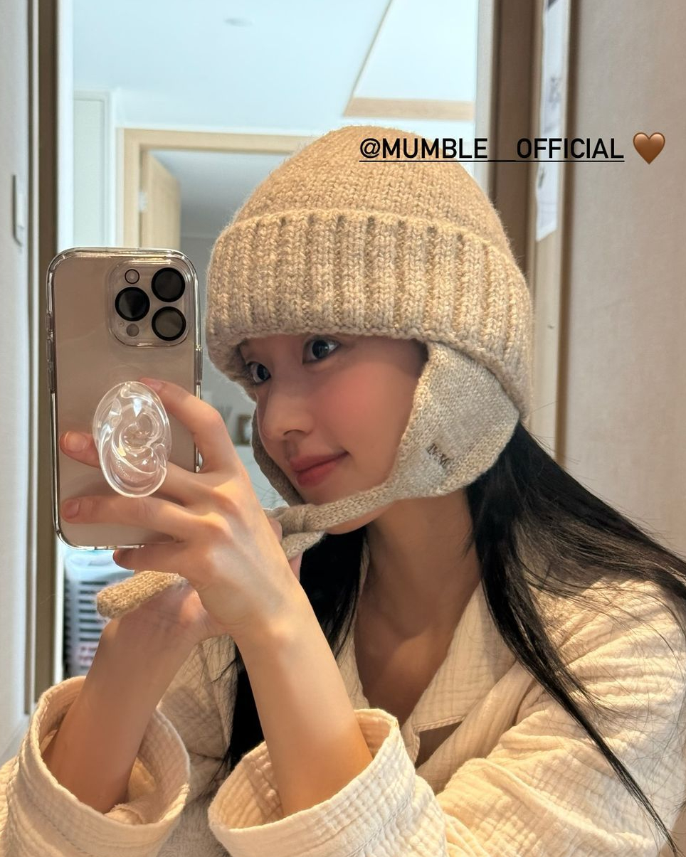 미니멀룩엔 힙한 비니 포인트🖤
손민수 하고싶은 셀럽들의 비니 아이템 정보를 모아모아✨

1. 제니
샤넬 2024/25 코코 네쥬 컬렉션 모자 - 캐시미어

2. 정소민
로우클래식 자카드 버킷 비니_브라운_LW244AC01BR

3. 장희령
멈블(MUMBLE) 비니 - 베이지, 블랙

4. 박환희, 박세완
멈블(MUMBLE) 비니(출시 예정) 이미지