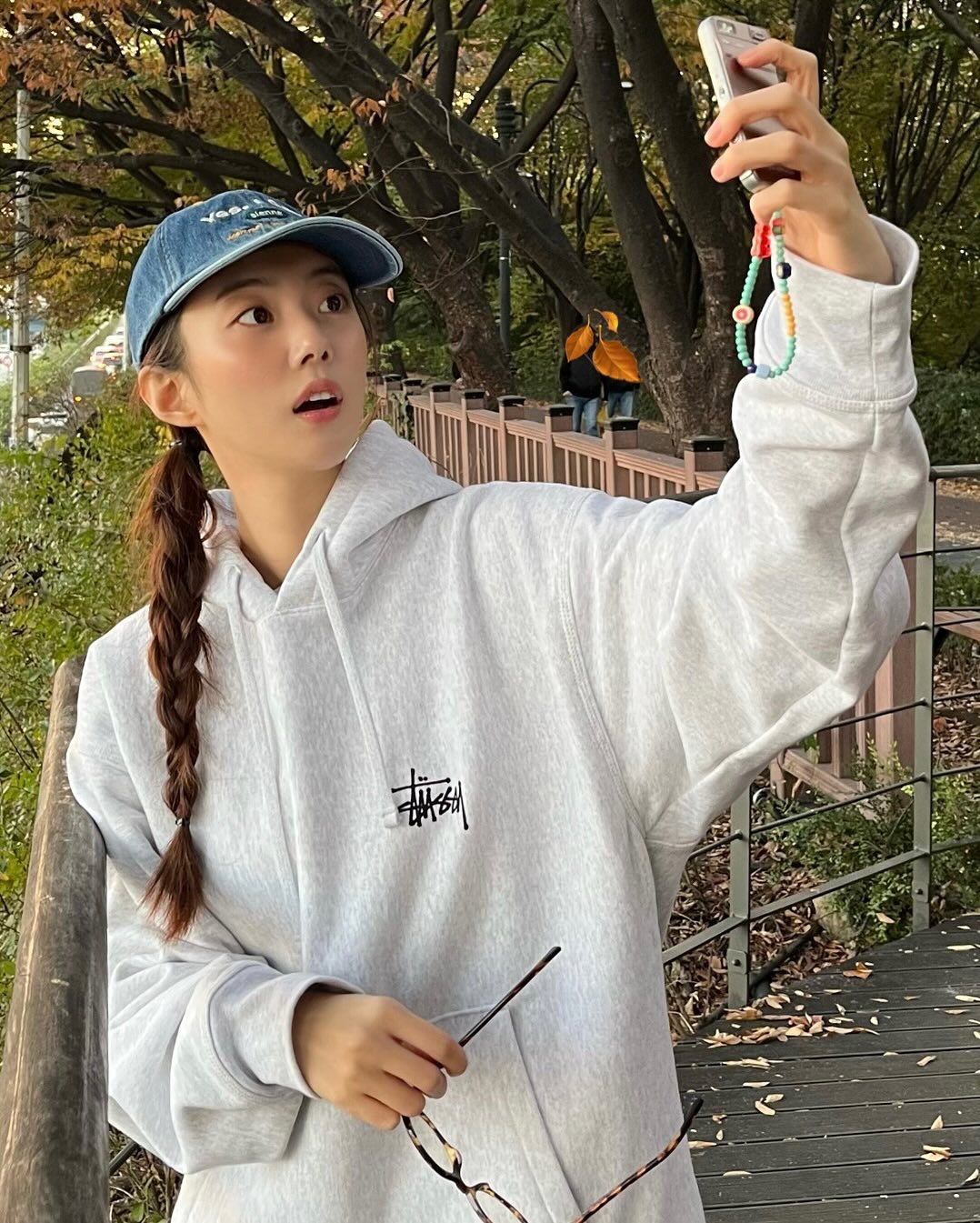 언니들의 후드 스타일링 조건🤩@앞으로 후드는 꼬-옥 이렇게 입는 거다?🙌🏻

1. 무조건 박시하게

2. 볼캡 또는 비니랑 함께 코디 이미지