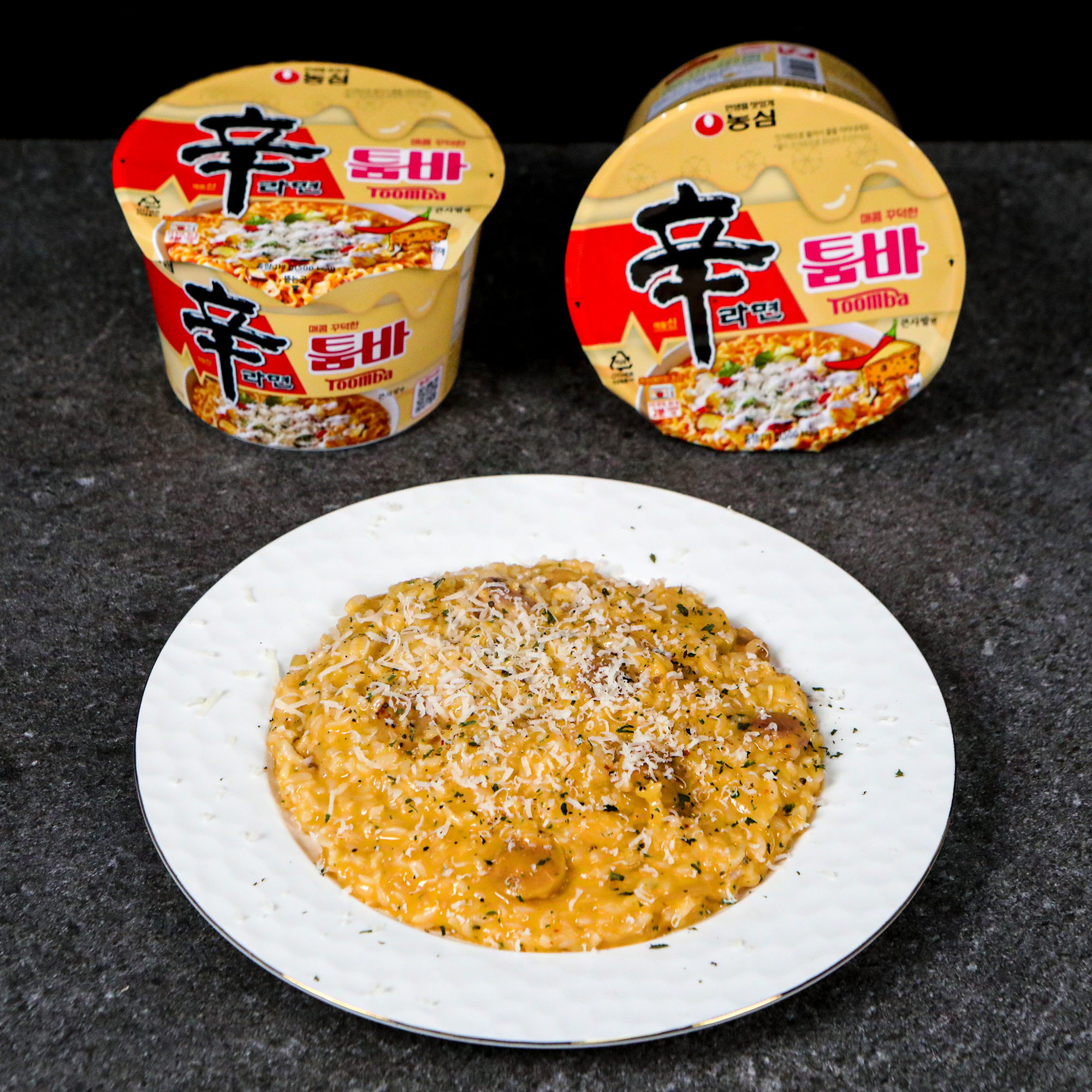 신라면 툼바 드셔보셨나요?🍜

농심이 지난 9월 처음 선보인 ‘신라면 툼바’가 라면 시장에서 선풍적인 인기를 끌고 있습니다. ‘신라면 툼바’ 브랜드 합산 판매량이 출시 두 달 만에 1,100만 개를 돌파했다고 하는데요. 농심은 “SNS에서 화제가 된 투움바 레시피로 가족이 함께 즐길 수 있는 점이 인기 요인”이라며 “매콤하면서 꾸덕한 특유의 맛이 세대와 관계없이 다양한 소비자층에게 고르게 사랑받고 있다”고 말했습니다. 이미지