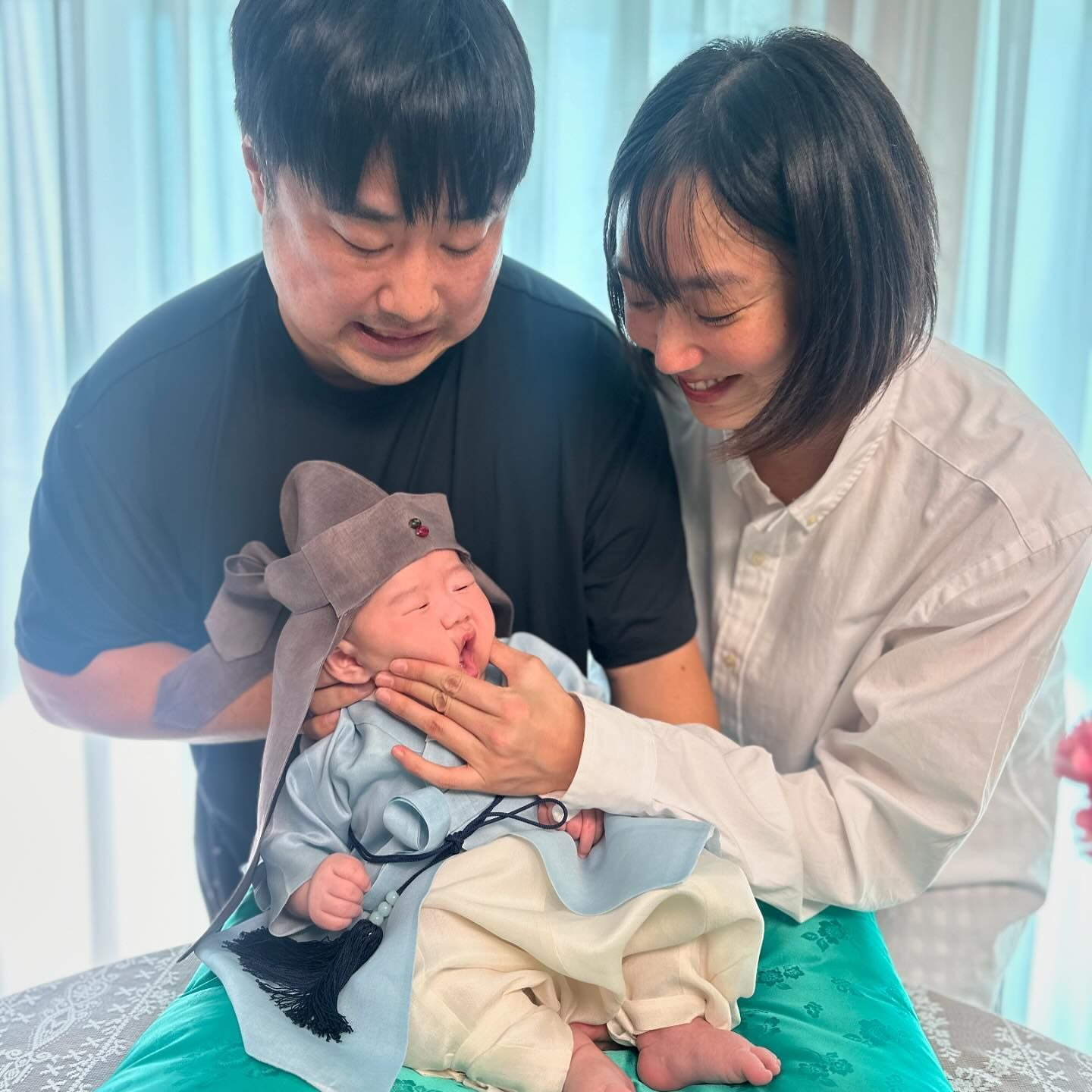 인스타 육아계정이 삭제되고 있다👼🏻

인스타그램에서 아이의 일상을 공유하는 육아 계정들이 속속 사라지는 사례가 이어지고 있습니다. 인스타그램은 만 14세 이상 사용자만 계정을 생성할 수 있어 만 14세 미만의 계정은 부모나 다른 관리자가 운영하는 계정임을 명확히 입증해야 하는데요. 프로필상에 ‘부모가 관리하는 계정’이라고 명시하거나 아이 사진뿐만 아니라 가족사진을 업로드하고, 프로필 설명에 부모 계정을 태그 하는 방법 등 계정을 보호하기 위한 여러 방안들이 공유되고 있습니다. 이미지