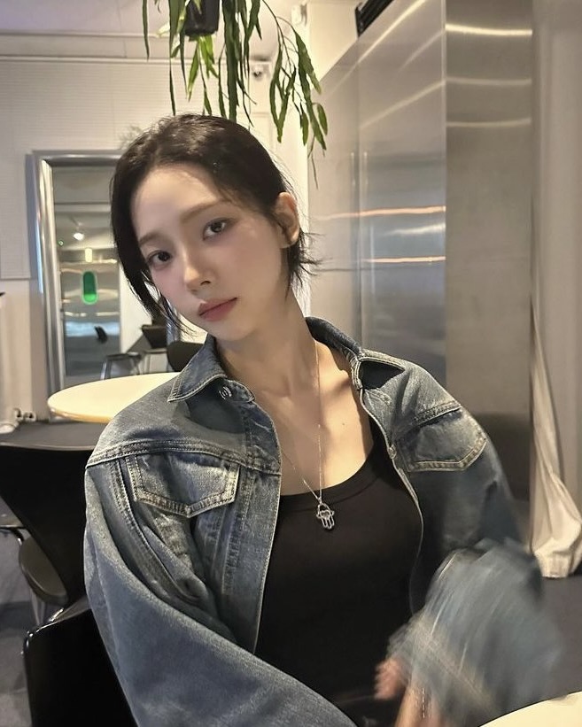 패잘알이면 아는 '이' 브랜드☑️
이부진 사장, 제니, 공효진 등 셀럽들의 룩에서 꼭 등장하는 브랜드가 있죠. 바로 'ALAIA' 입니다. 알라이아는 1982년 튀니지 출신 ‘아제딘 알라이아’가 설립한 브랜드로, 여성의 실루엣을 강조하고 조형미를 찾아 조각하듯 디자인합니다.
이부진 사장은 공식 석상에서 미나백을 착용하여 이슈가 되기도 했죠. 닥스훈트라는 뜻의 ‘르 테켈’ 가방은 공효진의 전시회 착장에 등장하기도 했습니다. 제니는 알라이아의 자켓과 바지를, 수지와 카리나는 알라이아의 데님을 입기도 했습니다. 미니멀하지만 엣지있는 디테일의 알라이아. 깔끔한 룩을 좋아하는 분이라면 알라이아 아이템을 활용해 보는 것은 어떨까요? 이미지6
