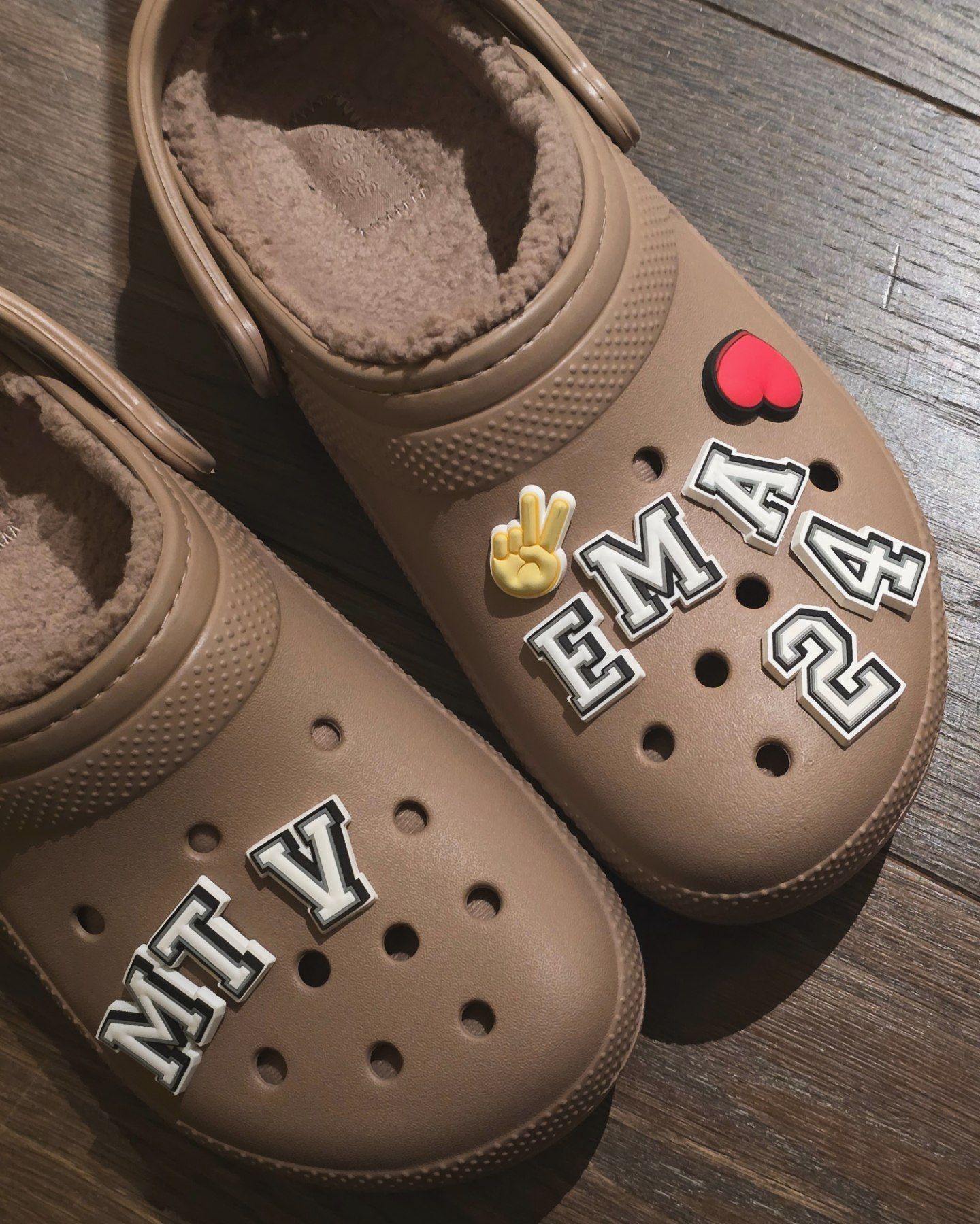 슬슬 발 따숩게🧶겨울 슬리퍼
올겨울도 편하게 신는 슬리퍼 추천 브랜드 3🤍❄️
1. 샌디 리앙
2. 크록스
3. 어그 이미지4