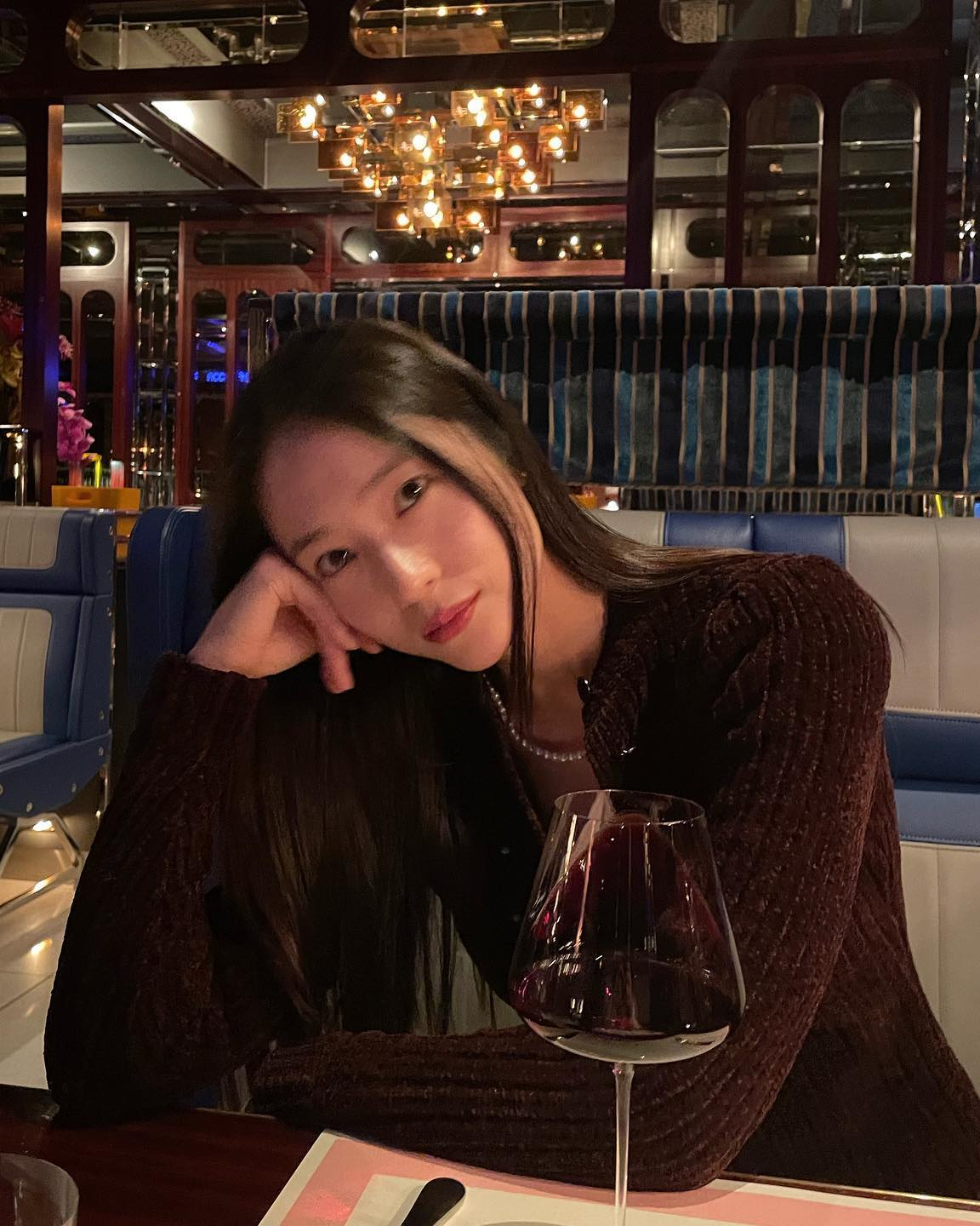 연말룩에는 진주를🫧✨

연말 파티룩에는 진주를 더해보세요. 진주는 클래식하면서 트렌디하고, 우아하면서도 사랑스러운 매력을 더해주는 힘이 있죠.
여기 스타들의 스타일링에서 힌트를 얻어보는건 어떤가요? 이미지