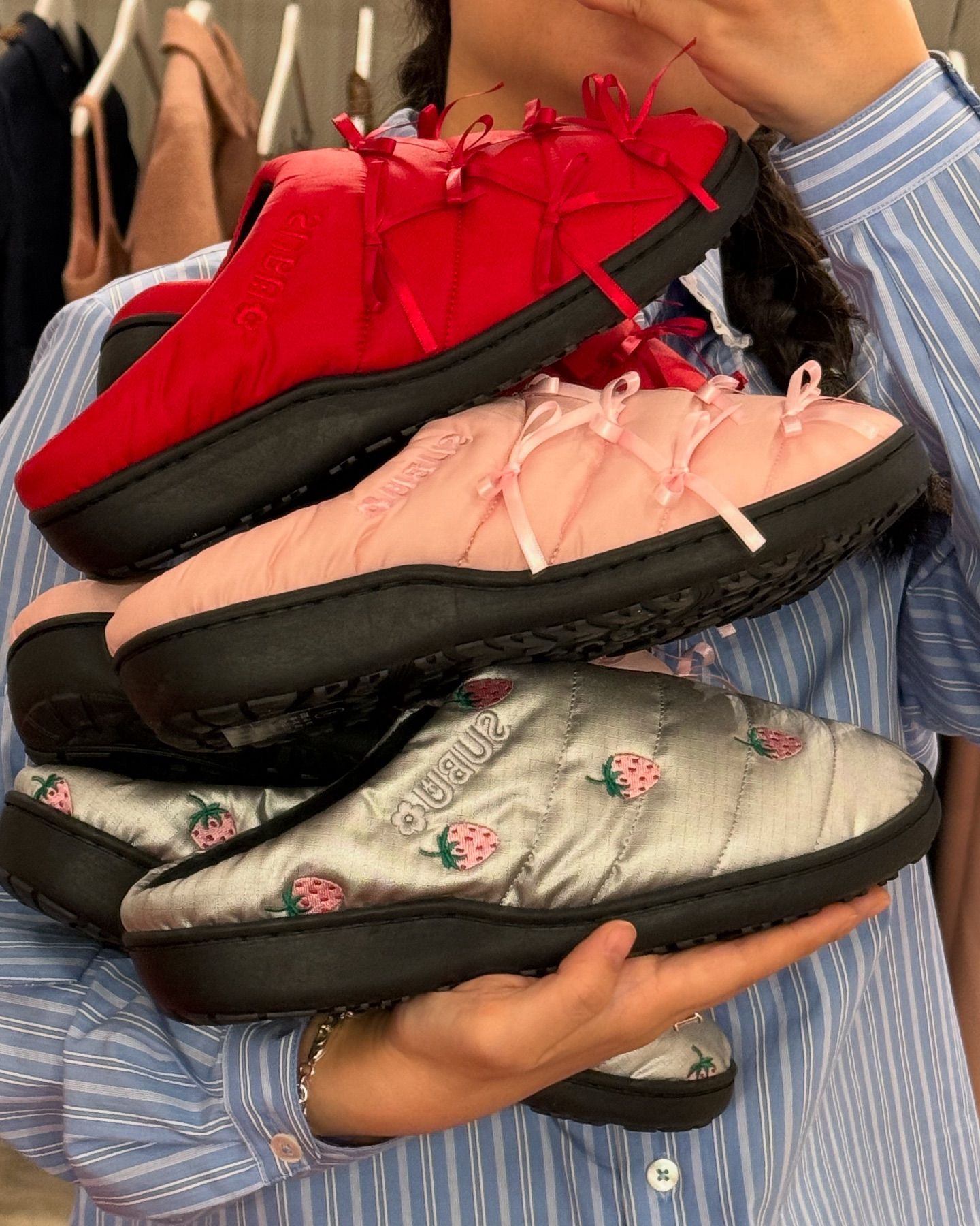 슬슬 발 따숩게🧶겨울 슬리퍼
올겨울도 편하게 신는 슬리퍼 추천 브랜드 3🤍❄️
1. 샌디 리앙
2. 크록스
3. 어그 이미지2