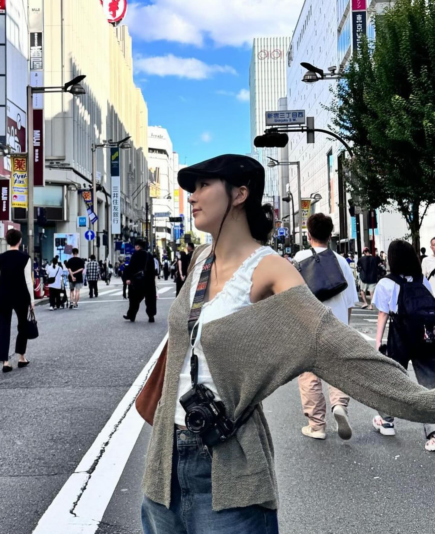 셀럽들의 최애 브랜드로 떠오르는 다이닛🖤누가누가 입었나🤩

요즘 완전 핫🔥한 다이닛은 전 마뗑킴 대표 김다인이 올해 론칭한 브랜드입니다.

패션계에 등장하자마자 큰 이슈로 떠오르며 많은 셀럽들의 사랑을 받고 있는 다이닛! 그들은 어떤 제품들을 골랐을까요?


1. 박민하
deinet suede big bag

2. 성지영
bunny beanie

3. 효민
symbol logo track jacket
d symbol logo track pants
deinet logo piping vintage cap

4. 강지영
crop round cardigan
crescendo graphics t-shirt

5. 슬기
one button knit long cardigan
crescendo graphics t-shirt

6. 김지원
d logo cap 이미지