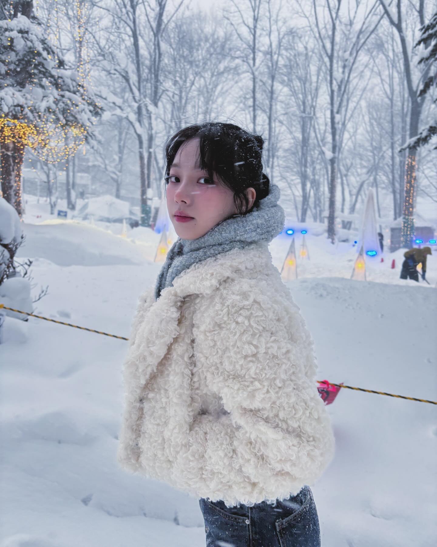 난 패딩, 코트 말고 '퍼'☁️❄️

퍼 아우터는 보기만 해도 부드럽고, 따뜻한 매력이 있습니다.

퍼의 종류, 컬러, 길이에 따라 다양한 무드로 연출할 수 있고요. 다양한 무드의 셀럽 퍼 코디를 모아봤습니다! 올 겨울 패딩과 코트 말고 다른 선택지를 원한다면 퍼 아이템을 추천 할게요🤗 이미지
