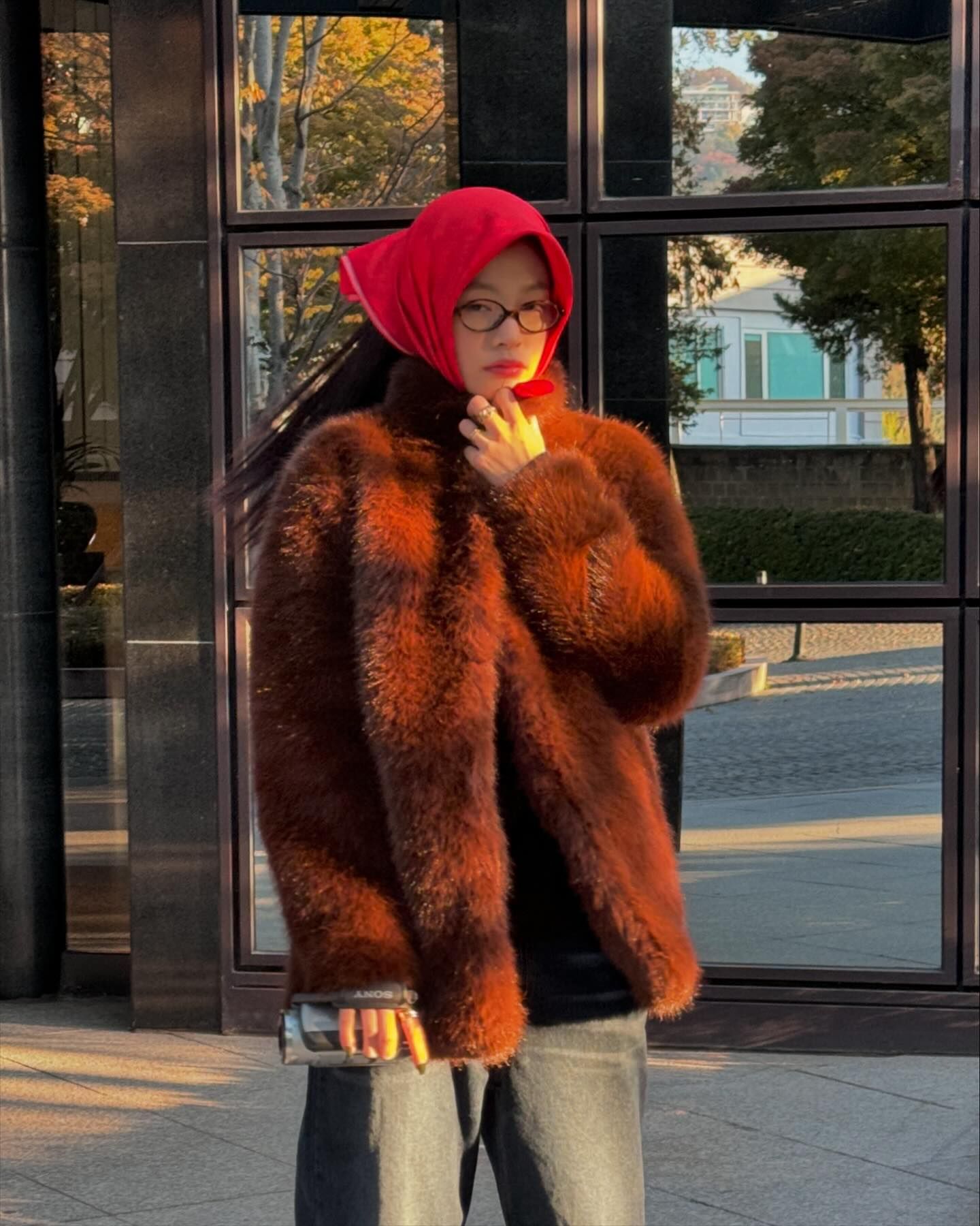 추울 땐 트렌디하게 껴입기🧶👕

날씨가 점점 추워지면서 두꺼운 옷을 꺼내 입기 시작했죠. 이번 겨울, 더 스타일리시한 코디를 완성할 수 있도록 셀럽들이 선보인 세련된 레이어드 스타일 3가지를 소개할게요💕

1. 아디다스 팬츠로 믹스매치하기
배우 신시아는 아디다스 팬츠와 정반대 무드인 스트라이프 셔츠, 브라운 자켓, 로퍼를 조합해 독특하면서도 세련된 분위기를 자아냈습니다. 캐주얼한 아디다스 팬츠와 포멀한 아이템이 만난 믹스매치 스타일은 트렌디하면서도 절제된 멋을 느낄 수 있습니다.

2. 체크 스커트와 팬츠 레이어드 
여름부터 꾸준히 유행하는 '치마+바지' 조합을 겨울에도 활용할 수 있어요. 자칫 심심해 보일 수 있는 무스탕과 팬츠 코디에 체크 미니스커트를 더하면 개성 넘치는 포인트가 되어 줍니다.

3. 레드 포인트와 헤드스카프 활용하기
강렬한 레드 컬러는 밋밋한 아웃핏에 확실한 포인트를 주는 색상입니다. 윤이재는 트렌디한 헤드스카프를 활용해 레드 컬러를 겨울 코디에 자연스럽게 녹여냈습니다. 헤드스카프와 같은 소품을 활용하면 한층 더 멋스러운 스타일을 완성할 수 있습니다. 이미지6