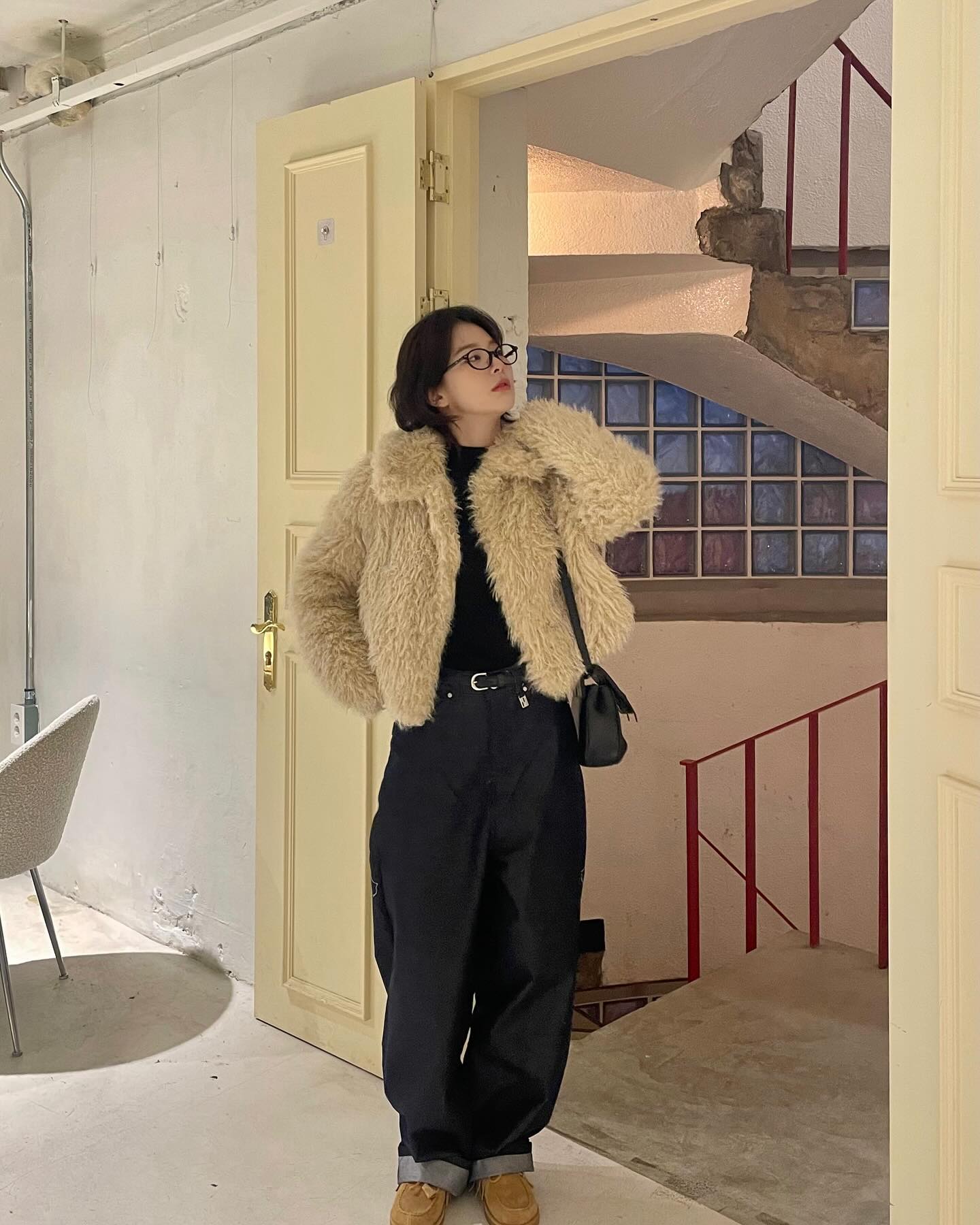 난 패딩, 코트 말고 '퍼'☁️❄️
퍼 아우터는 보기만 해도 부드럽고, 따뜻한 매력이 있습니다.
퍼의 종류, 컬러, 길이에 따라 다양한 무드로 연출할 수 있고요. 다양한 무드의 셀럽 퍼 코디를 모아봤습니다! 올 겨울 패딩과 코트 말고 다른 선택지를 원한다면 퍼 아이템을 추천 할게요🤗 이미지