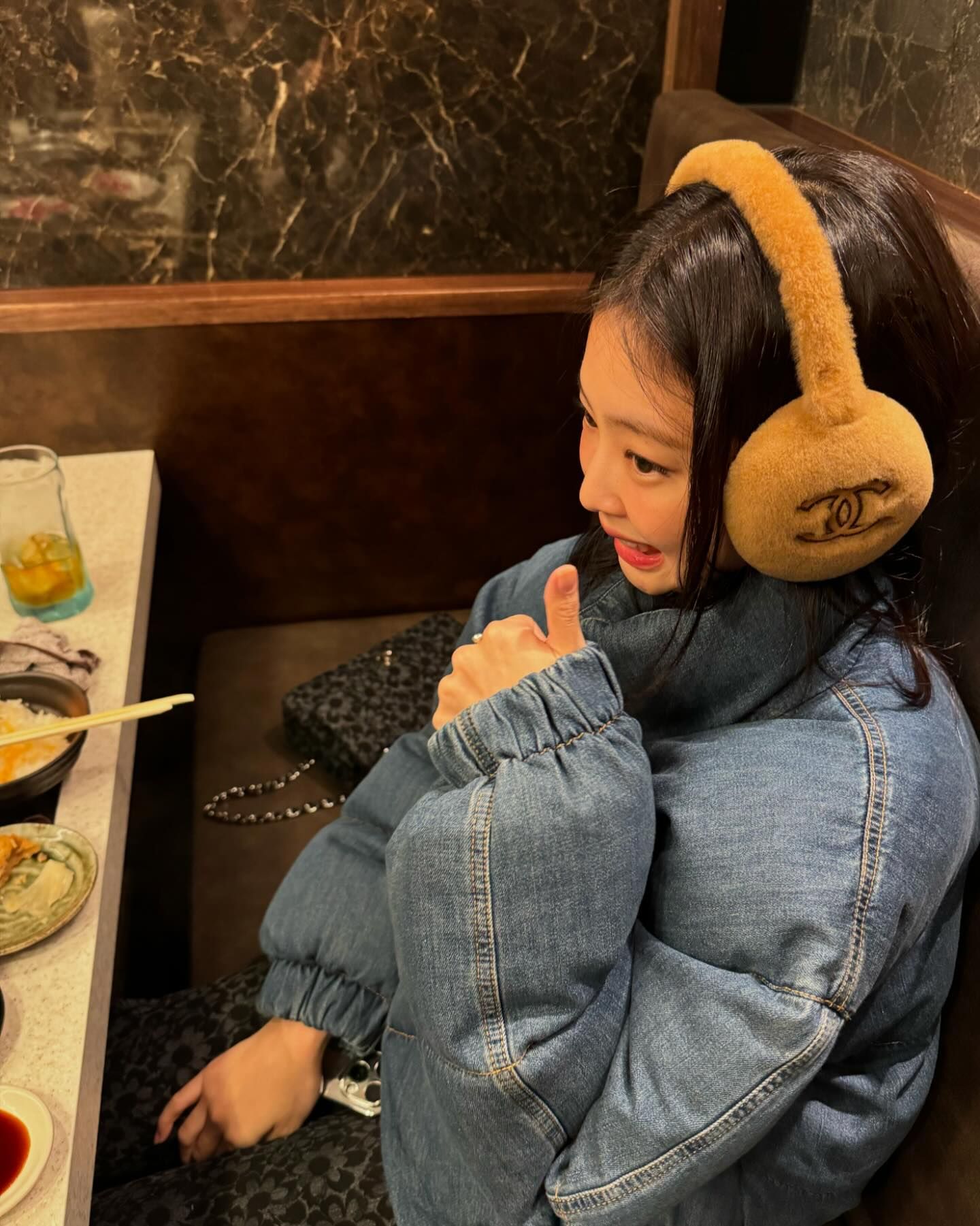 요즘 제니는 데님 홀릭💙✨ 제니 인스타 속 단골템 데님으로 청량+세련미🆙 이미지