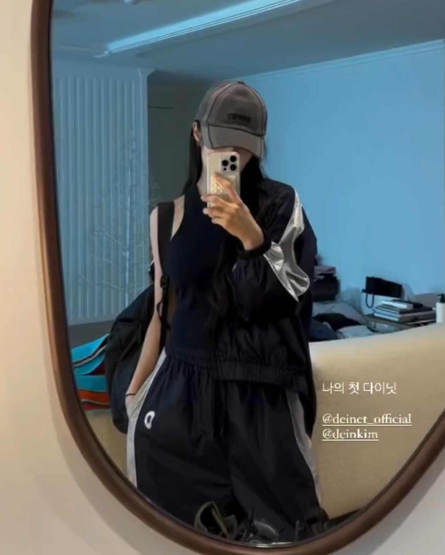 셀럽들의 최애 브랜드로 떠오르는 다이닛🖤누가누가 입었나🤩
요즘 완전 핫🔥한 다이닛은 전 마뗑킴 대표 김다인이 올해 론칭한 브랜드입니다.
패션계에 등장하자마자 큰 이슈로 떠오르며 많은 셀럽들의 사랑을 받고 있는 다이닛! 그들은 어떤 제품들을 골랐을까요?
1. 박민하
deinet suede big bag
2. 성지영
bunny beanie
3. 효민
symbol logo track jacket
d symbol logo track pants
deinet logo piping vintage cap
4. 강지영
crop round cardigan
crescendo graphics t-shirt
5. 슬기
one button knit long cardigan
crescendo graphics t-shirt
6. 김지원
d logo cap 이미지