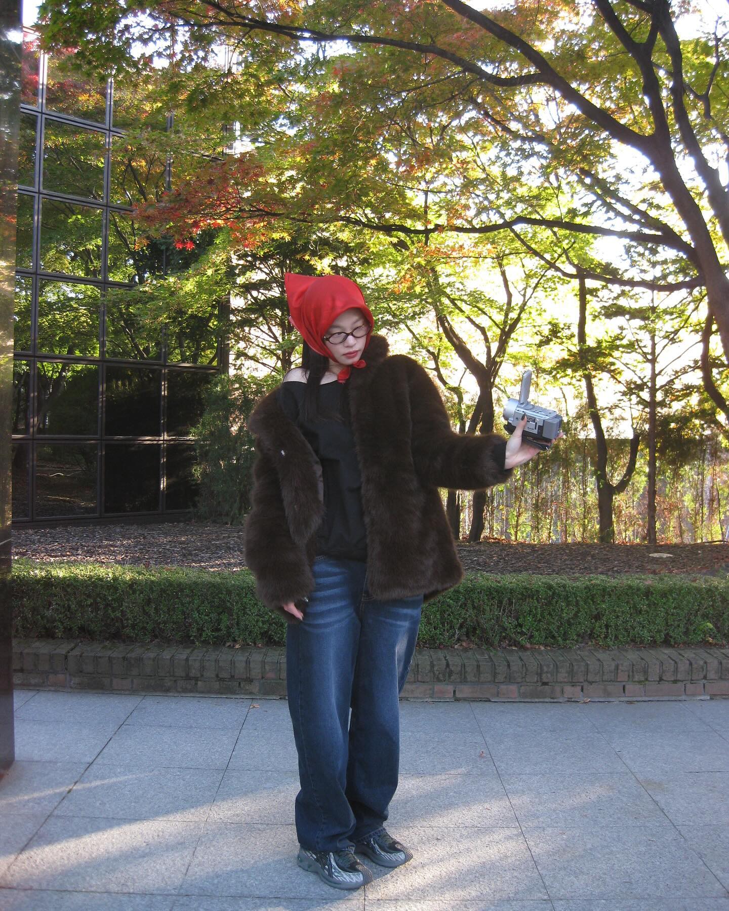 추울 땐 트렌디하게 껴입기🧶👕

날씨가 점점 추워지면서 두꺼운 옷을 꺼내 입기 시작했죠. 이번 겨울, 더 스타일리시한 코디를 완성할 수 있도록 셀럽들이 선보인 세련된 레이어드 스타일 3가지를 소개할게요💕

1. 아디다스 팬츠로 믹스매치하기
배우 신시아는 아디다스 팬츠와 정반대 무드인 스트라이프 셔츠, 브라운 자켓, 로퍼를 조합해 독특하면서도 세련된 분위기를 자아냈습니다. 캐주얼한 아디다스 팬츠와 포멀한 아이템이 만난 믹스매치 스타일은 트렌디하면서도 절제된 멋을 느낄 수 있습니다.

2. 체크 스커트와 팬츠 레이어드 
여름부터 꾸준히 유행하는 '치마+바지' 조합을 겨울에도 활용할 수 있어요. 자칫 심심해 보일 수 있는 무스탕과 팬츠 코디에 체크 미니스커트를 더하면 개성 넘치는 포인트가 되어 줍니다.

3. 레드 포인트와 헤드스카프 활용하기
강렬한 레드 컬러는 밋밋한 아웃핏에 확실한 포인트를 주는 색상입니다. 윤이재는 트렌디한 헤드스카프를 활용해 레드 컬러를 겨울 코디에 자연스럽게 녹여냈습니다. 헤드스카프와 같은 소품을 활용하면 한층 더 멋스러운 스타일을 완성할 수 있습니다. 이미지5