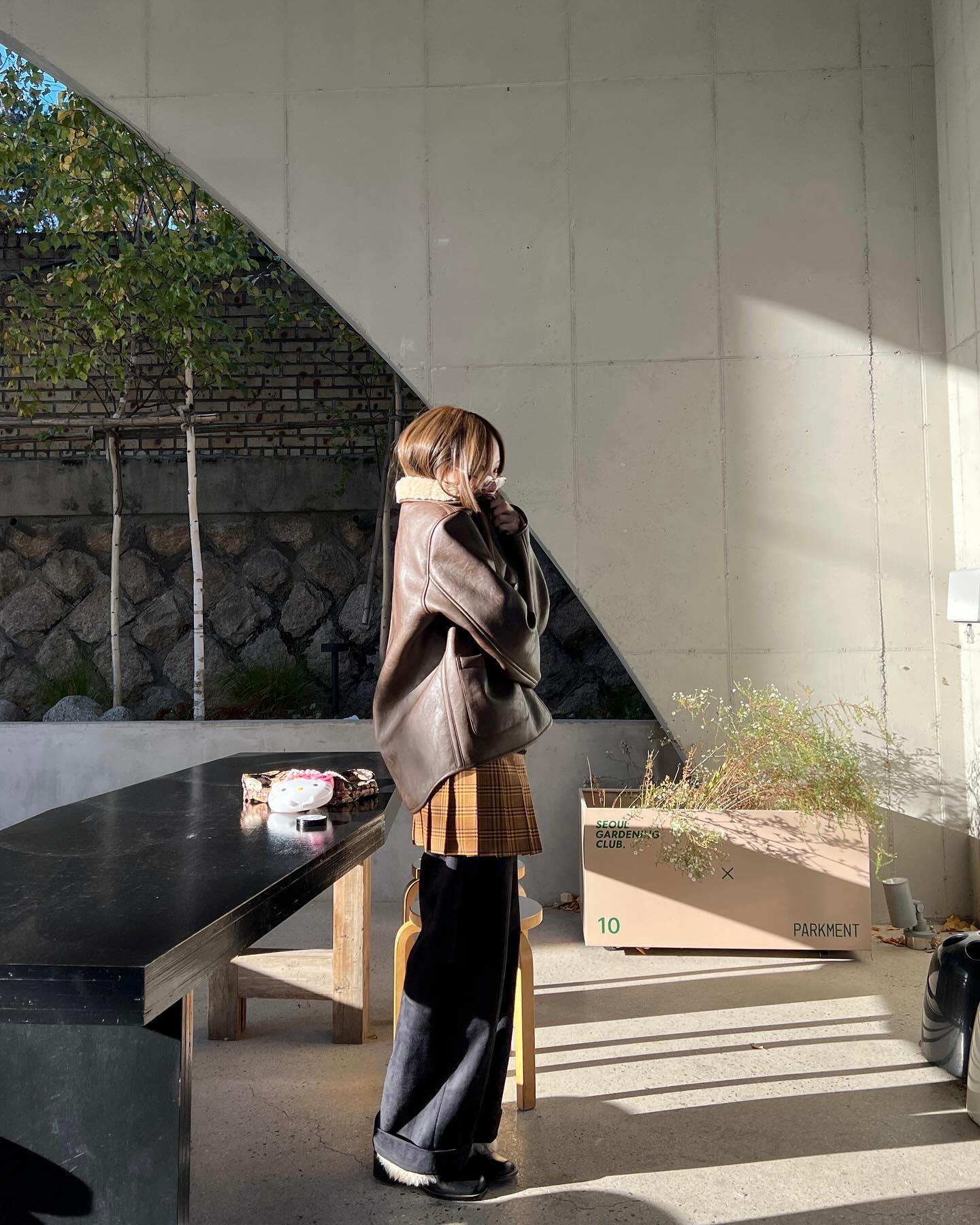 추울 땐 트렌디하게 껴입기🧶👕

날씨가 점점 추워지면서 두꺼운 옷을 꺼내 입기 시작했죠. 이번 겨울, 더 스타일리시한 코디를 완성할 수 있도록 셀럽들이 선보인 세련된 레이어드 스타일 3가지를 소개할게요💕

1. 아디다스 팬츠로 믹스매치하기
배우 신시아는 아디다스 팬츠와 정반대 무드인 스트라이프 셔츠, 브라운 자켓, 로퍼를 조합해 독특하면서도 세련된 분위기를 자아냈습니다. 캐주얼한 아디다스 팬츠와 포멀한 아이템이 만난 믹스매치 스타일은 트렌디하면서도 절제된 멋을 느낄 수 있습니다.

2. 체크 스커트와 팬츠 레이어드 
여름부터 꾸준히 유행하는 '치마+바지' 조합을 겨울에도 활용할 수 있어요. 자칫 심심해 보일 수 있는 무스탕과 팬츠 코디에 체크 미니스커트를 더하면 개성 넘치는 포인트가 되어 줍니다.

3. 레드 포인트와 헤드스카프 활용하기
강렬한 레드 컬러는 밋밋한 아웃핏에 확실한 포인트를 주는 색상입니다. 윤이재는 트렌디한 헤드스카프를 활용해 레드 컬러를 겨울 코디에 자연스럽게 녹여냈습니다. 헤드스카프와 같은 소품을 활용하면 한층 더 멋스러운 스타일을 완성할 수 있습니다. 이미지4